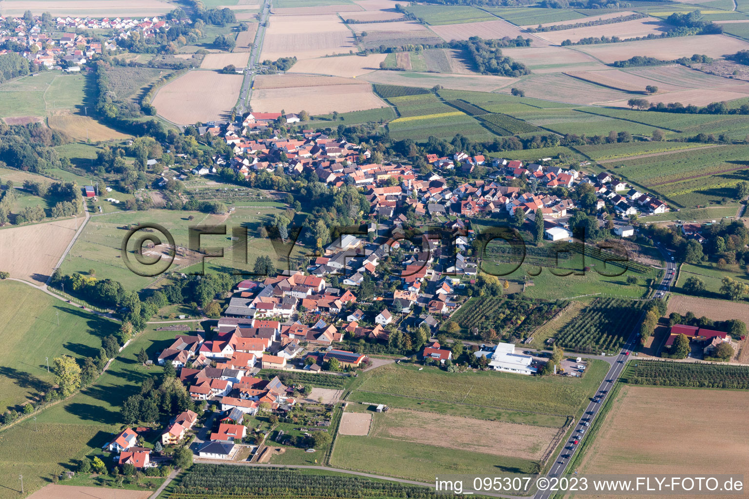 Oberhausen dans le département Rhénanie-Palatinat, Allemagne du point de vue du drone