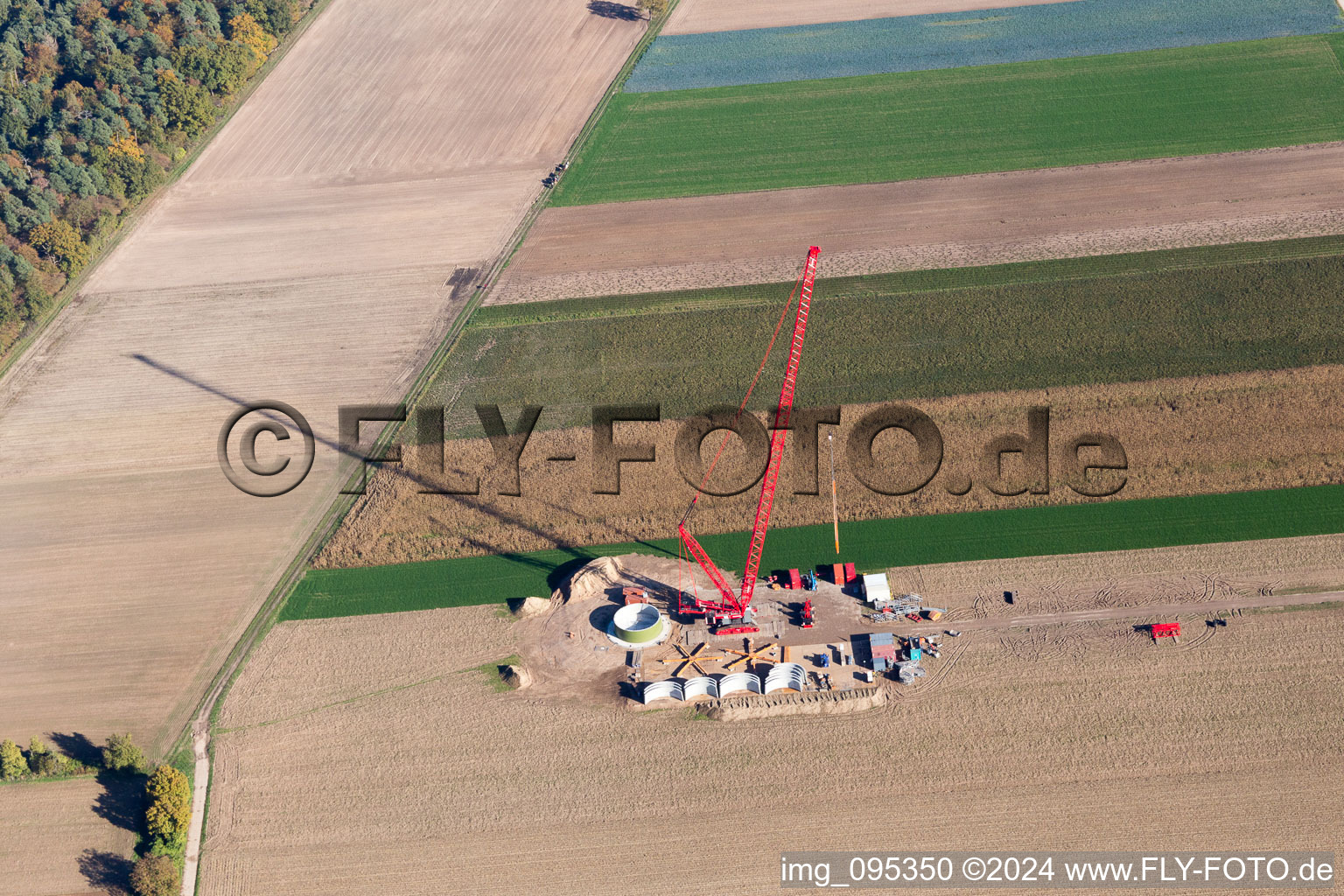 Vue aérienne de Chantier de construction pour l’assemblage de la tour d’éolienne à Hatzenbühl dans le département Rhénanie-Palatinat, Allemagne