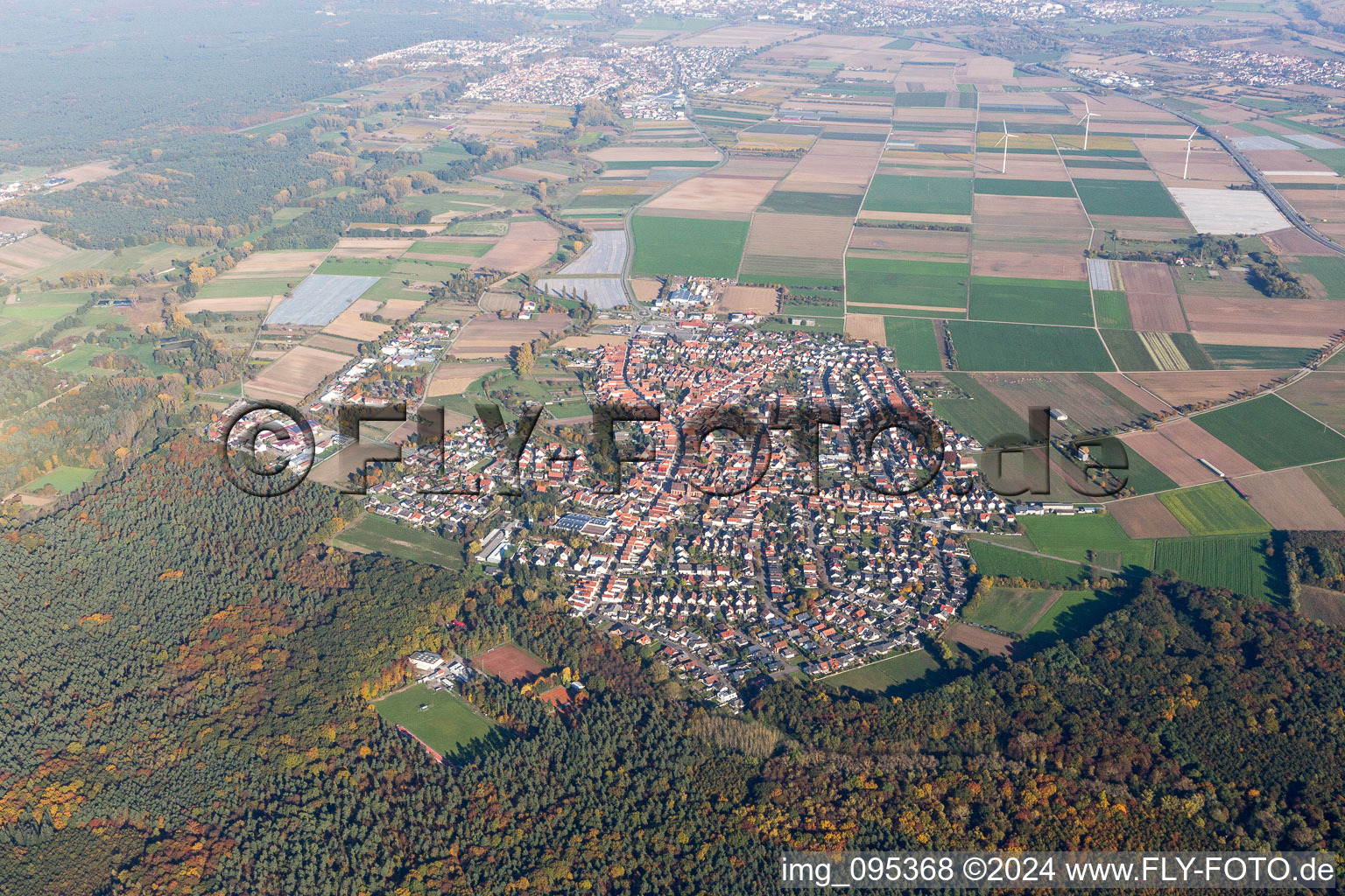 Vue aérienne de Vue des rues et des maisons des quartiers résidentiels à Harthausen dans le département Rhénanie-Palatinat, Allemagne