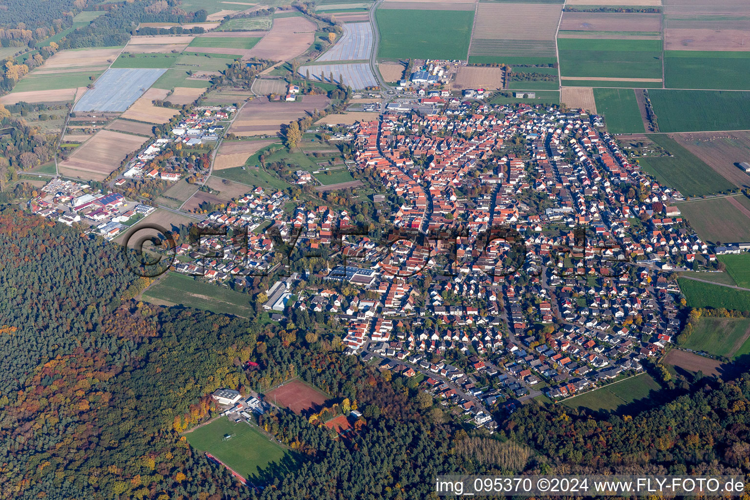 Vue aérienne de Vue des rues et des maisons des quartiers résidentiels à Harthausen dans le département Rhénanie-Palatinat, Allemagne