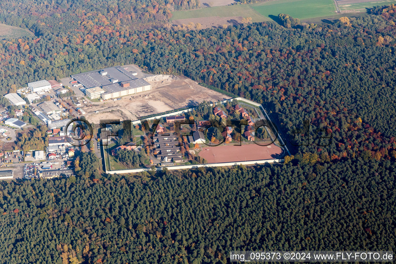 Vue aérienne de Terrain de la prison et clôture de sécurité de l'établissement correctionnel, centre de détention pour mineurs Schifferstadt à Schifferstadt dans le département Rhénanie-Palatinat, Allemagne