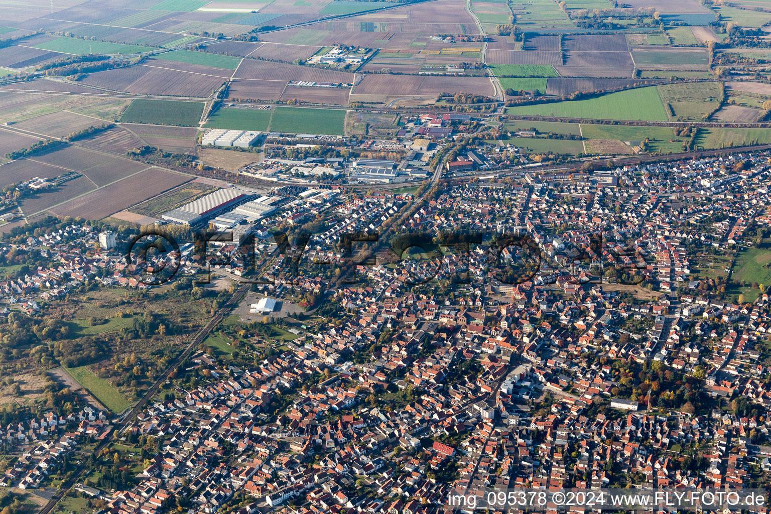 Schifferstadt dans le département Rhénanie-Palatinat, Allemagne vu d'un drone