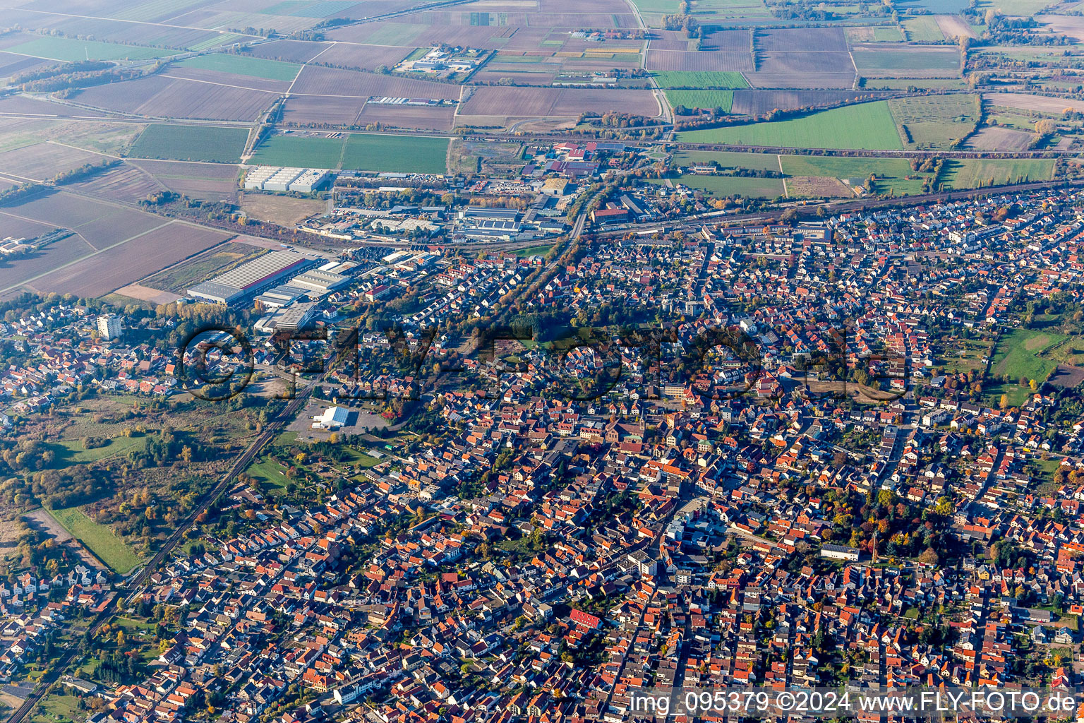 Vue oblique de Zone urbaine avec périphérie et centre-ville à Schifferstadt dans le département Rhénanie-Palatinat, Allemagne