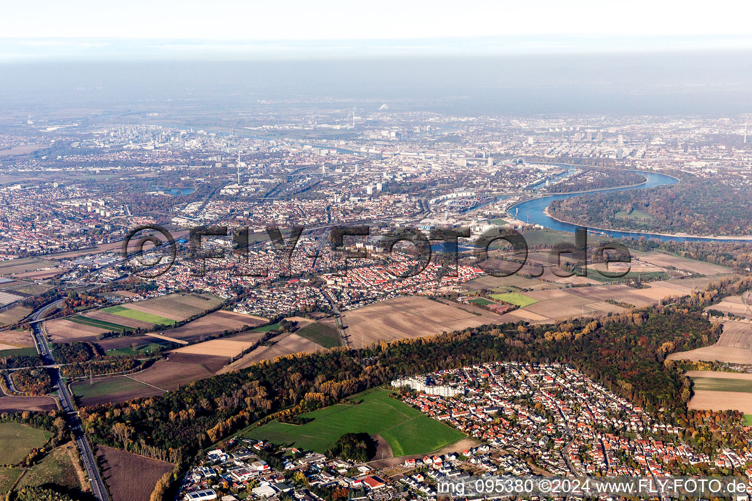 Vue aérienne de Quartier Rheingönheim in Ludwigshafen am Rhein dans le département Rhénanie-Palatinat, Allemagne