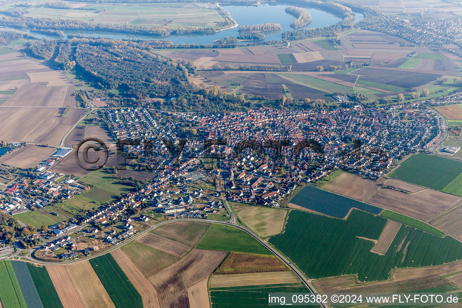 Vue oblique de Vue des rues et des maisons des quartiers résidentiels à Waldsee dans le département Rhénanie-Palatinat, Allemagne