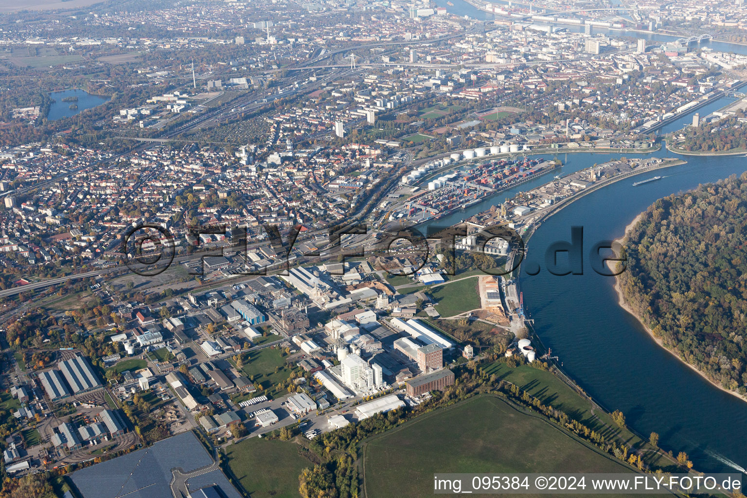 Vue aérienne de Kaiserwörthhafen à le quartier Mundenheim in Ludwigshafen am Rhein dans le département Rhénanie-Palatinat, Allemagne