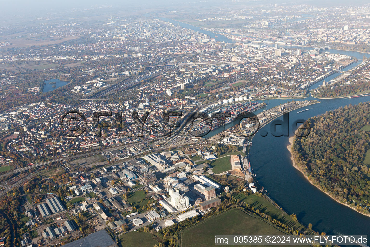 Vue aérienne de Quartier Rheingönheim in Ludwigshafen am Rhein dans le département Rhénanie-Palatinat, Allemagne