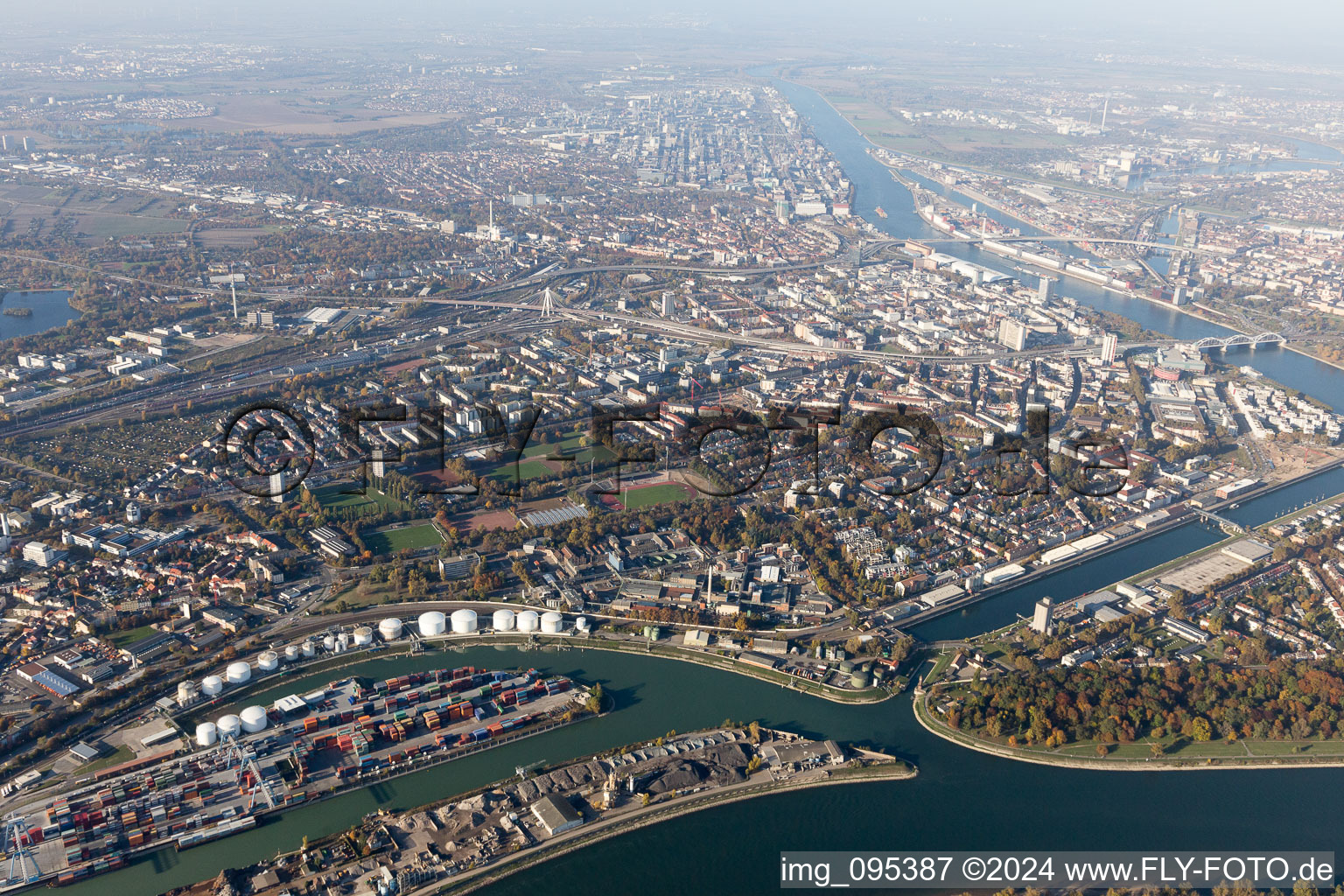 Photographie aérienne de Kaiserwörthhafen à le quartier Mundenheim in Ludwigshafen am Rhein dans le département Rhénanie-Palatinat, Allemagne