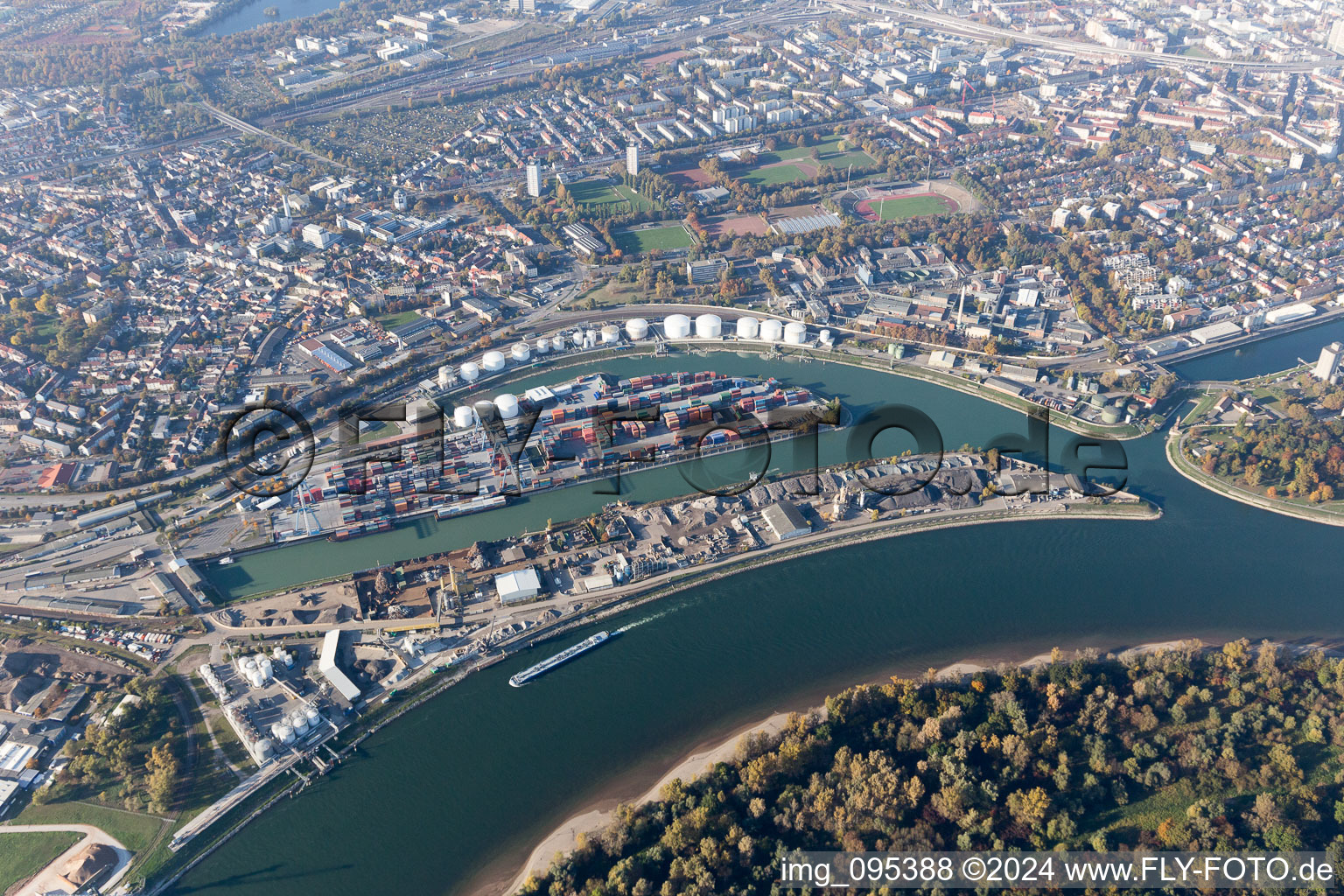 Vue oblique de Kaiserwörthhafen à le quartier Mundenheim in Ludwigshafen am Rhein dans le département Rhénanie-Palatinat, Allemagne