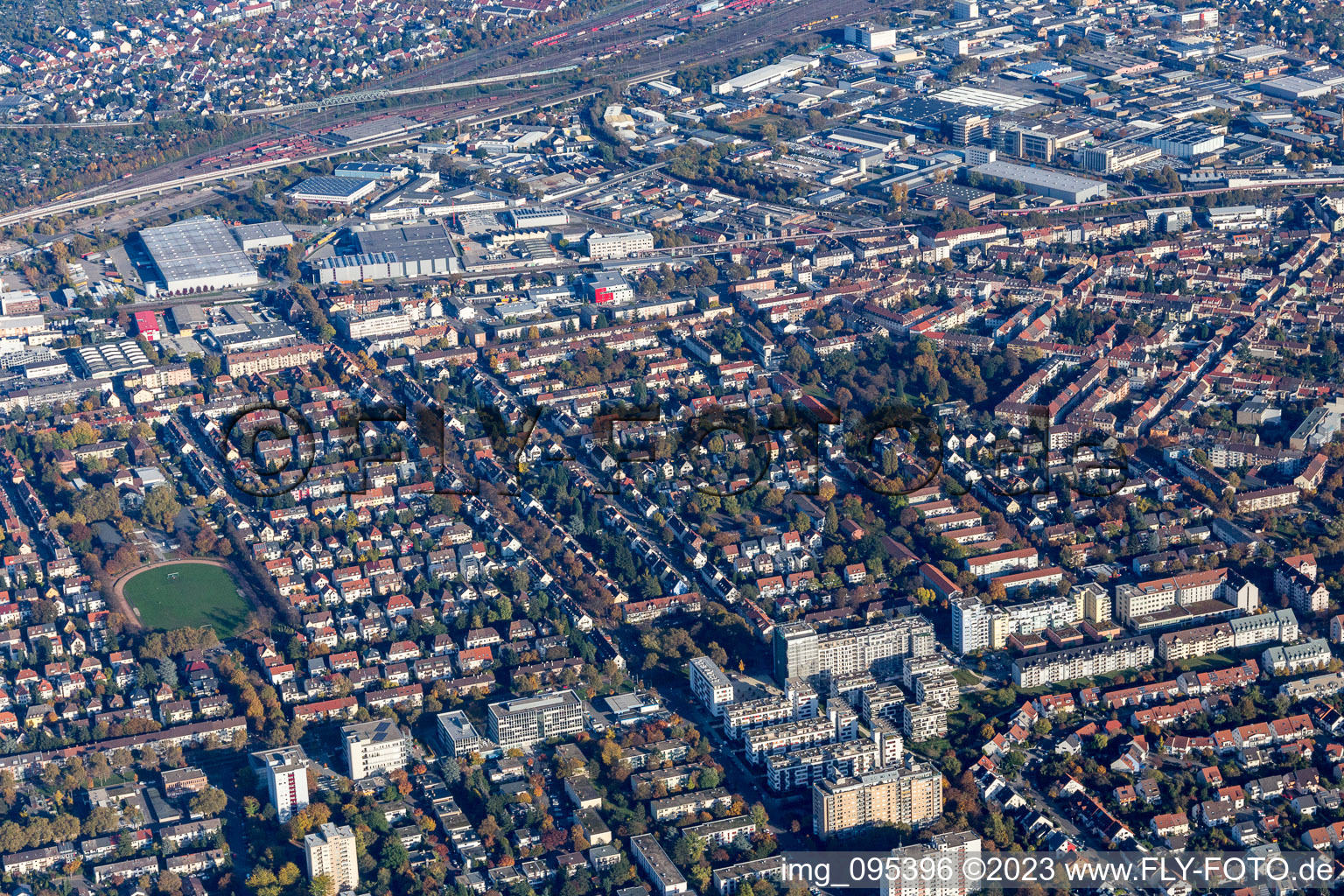 Vue aérienne de Neckarau à le quartier Almenhof in Mannheim dans le département Bade-Wurtemberg, Allemagne