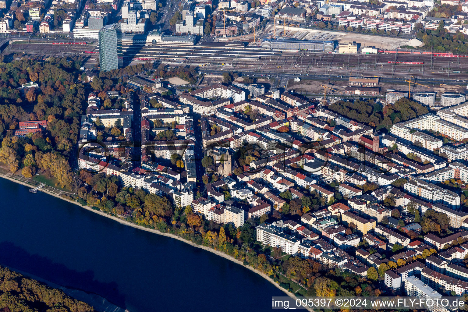 Vue aérienne de Zones riveraines du Rhin Stephanienufer à le quartier Lindenhof in Mannheim dans le département Bade-Wurtemberg, Allemagne