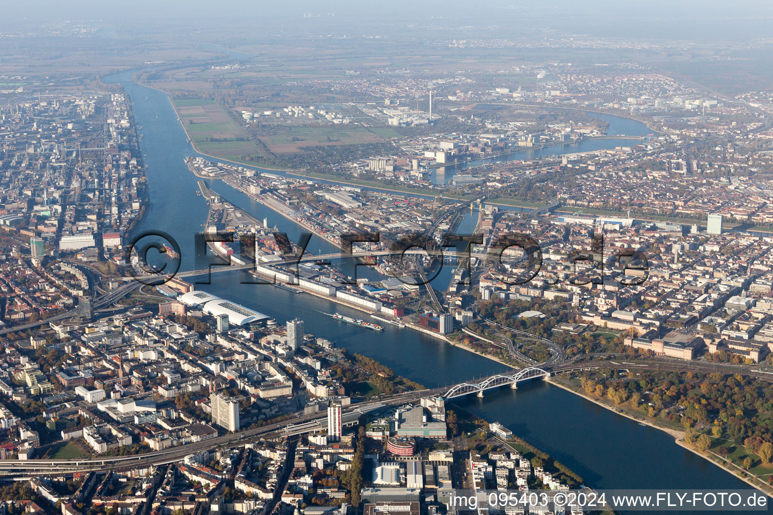 Vue aérienne de Quartier Mitte in Ludwigshafen am Rhein dans le département Rhénanie-Palatinat, Allemagne