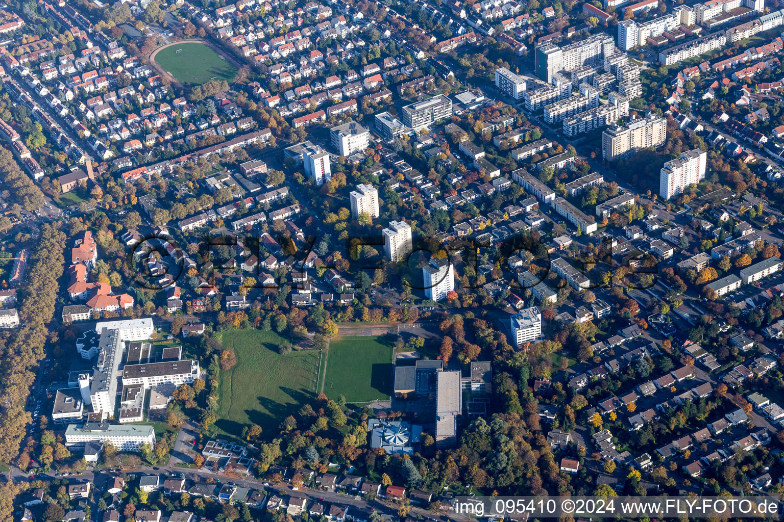 Vue aérienne de Bâtiment scolaire du Moll-Gymnasium dans le quartier Lindenhof à le quartier Niederfeld in Mannheim dans le département Bade-Wurtemberg, Allemagne