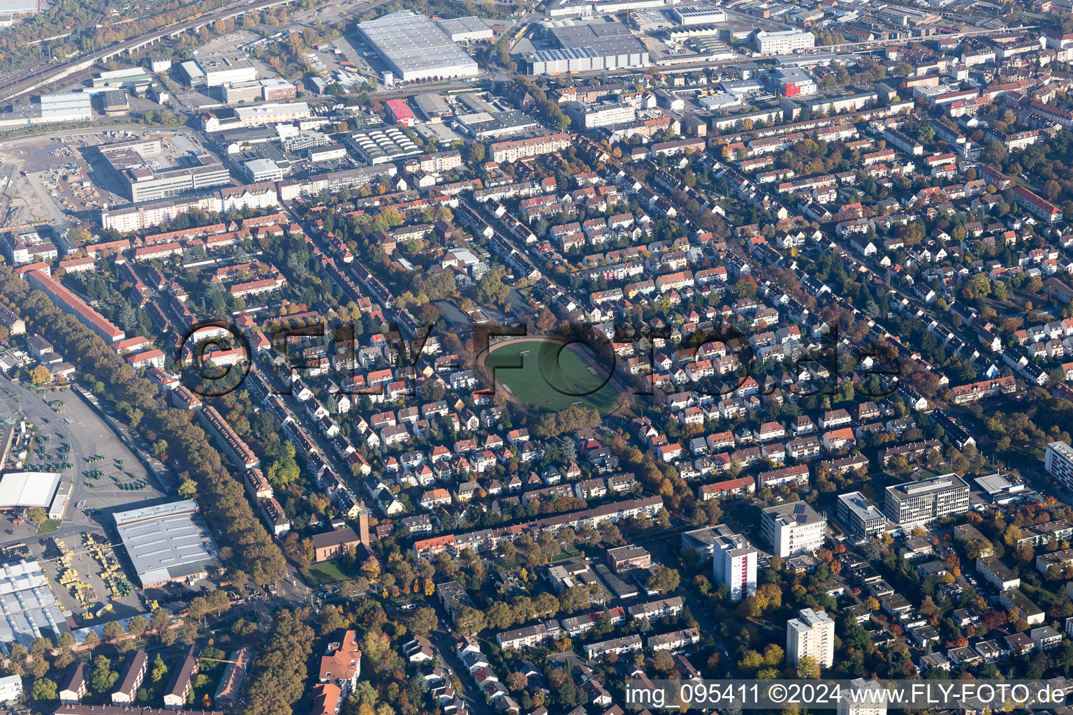 Vue aérienne de 48 terrains de sport à le quartier Almenhof in Mannheim dans le département Bade-Wurtemberg, Allemagne