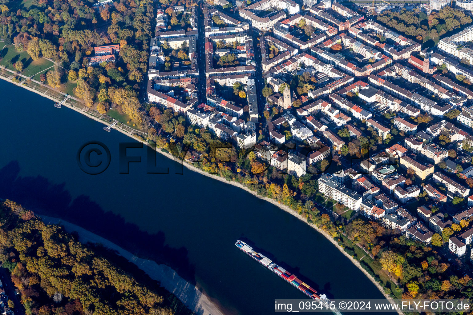 Vue aérienne de Zones riveraines du Rhin Stephanienufer à le quartier Lindenhof in Mannheim dans le département Bade-Wurtemberg, Allemagne