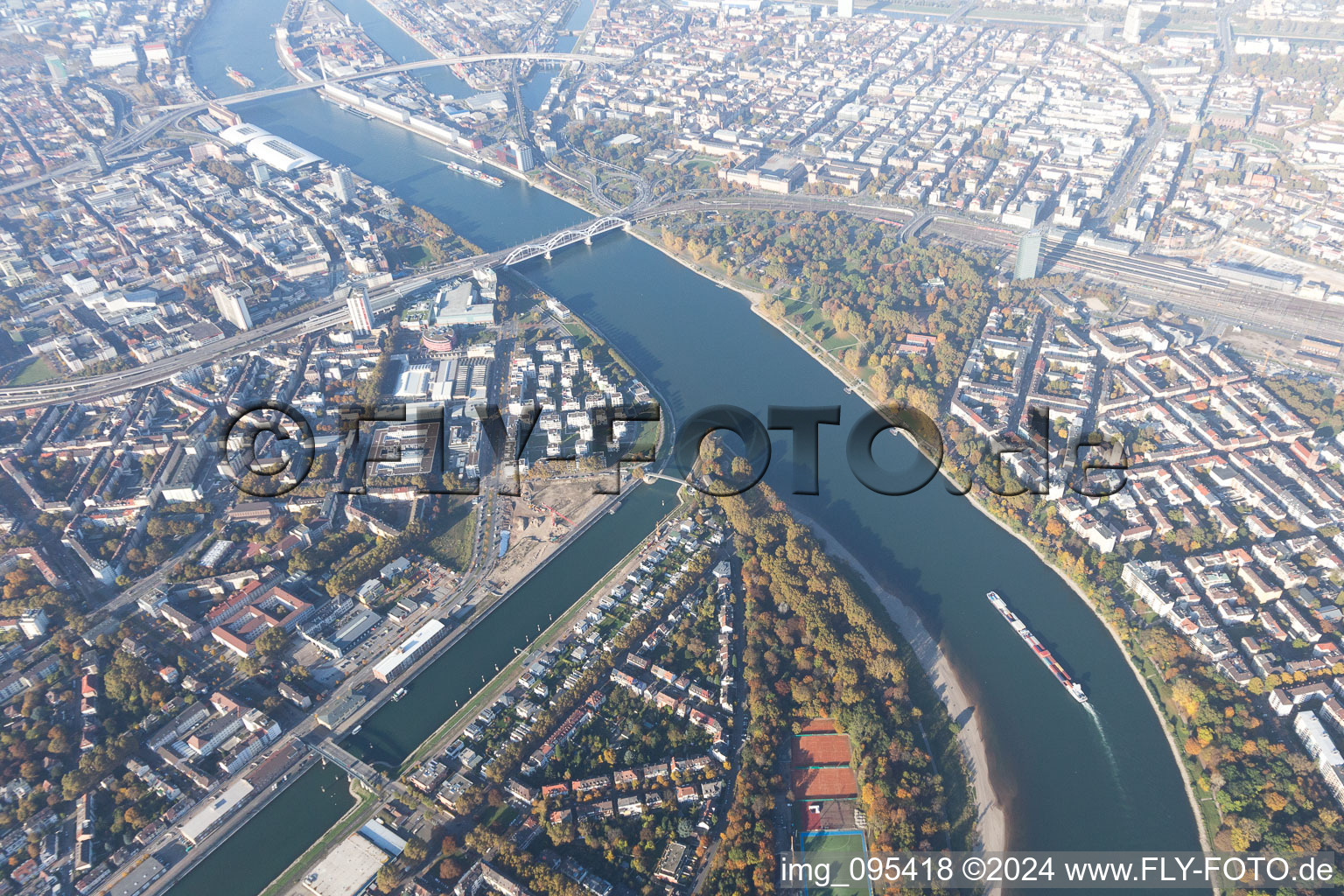 Vue aérienne de Port de Luitpold à le quartier Süd in Ludwigshafen am Rhein dans le département Rhénanie-Palatinat, Allemagne