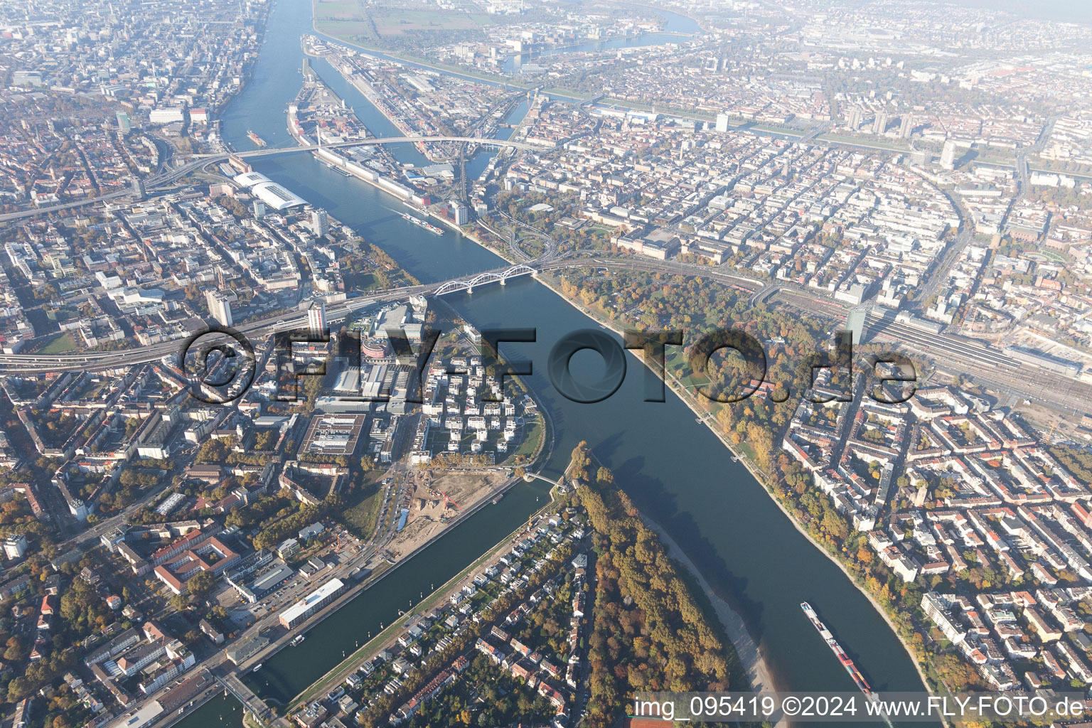 Photographie aérienne de Port de Luitpold à le quartier Süd in Ludwigshafen am Rhein dans le département Rhénanie-Palatinat, Allemagne