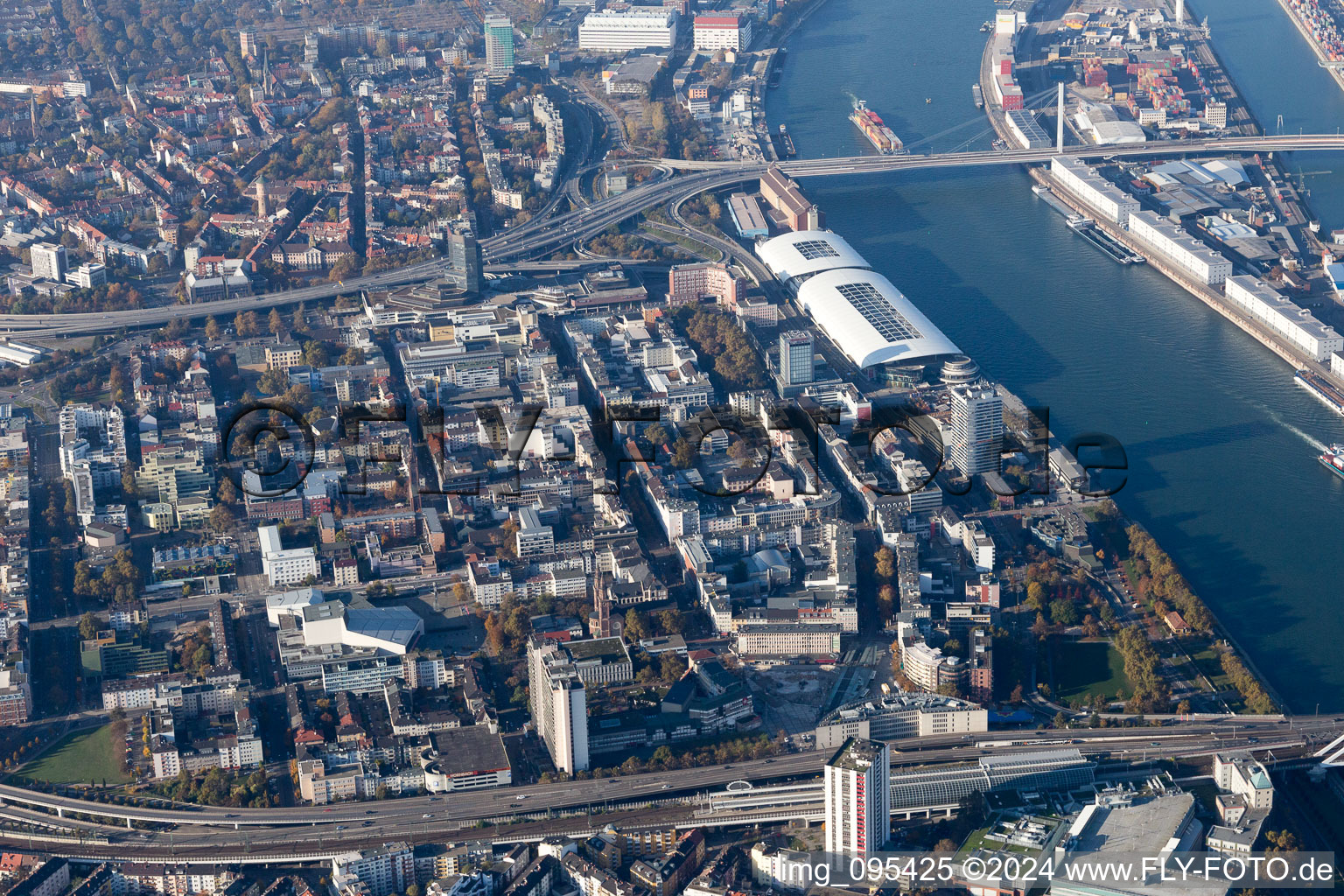 Vue aérienne de Galerie du Rhin à le quartier Mitte in Ludwigshafen am Rhein dans le département Rhénanie-Palatinat, Allemagne