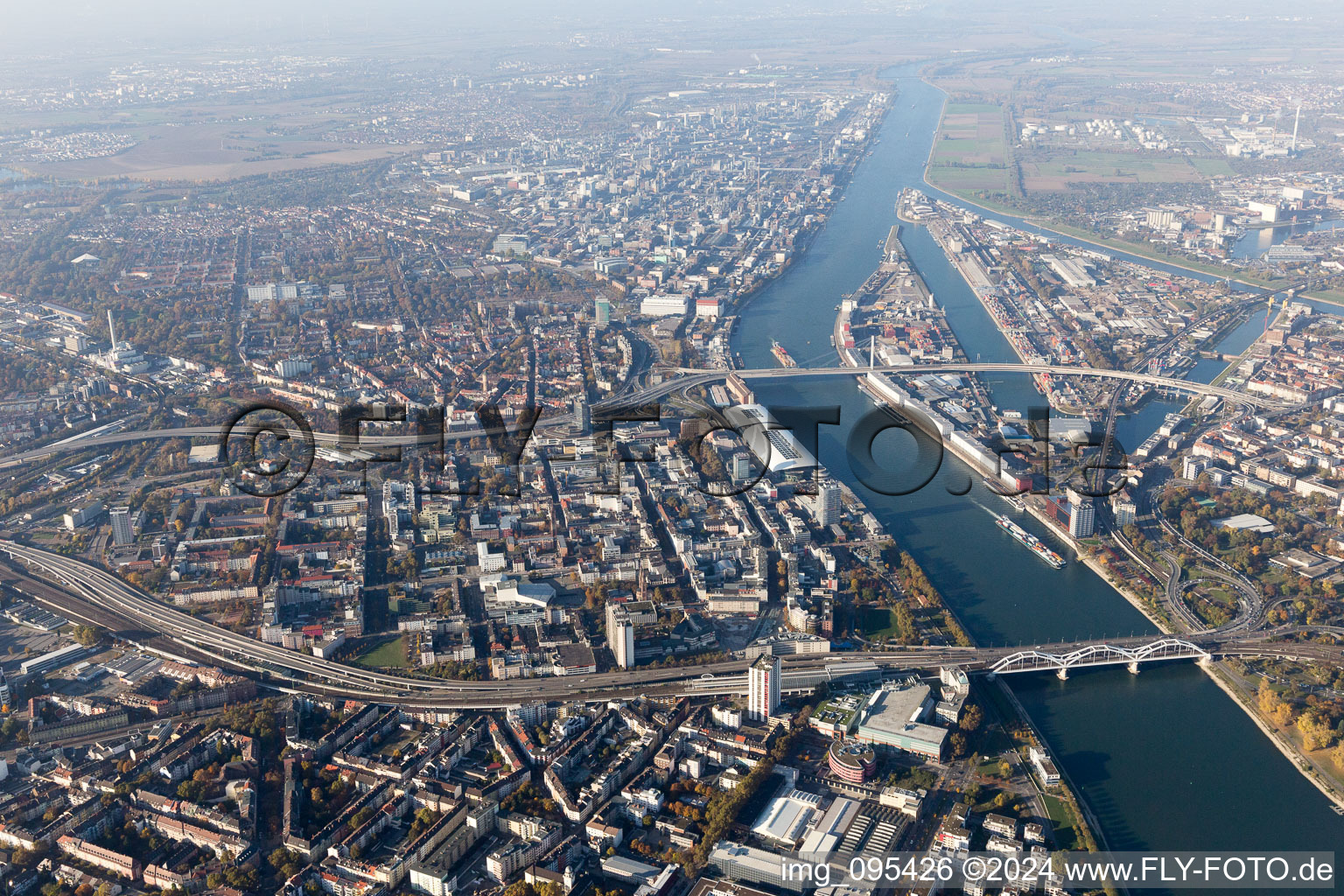 Vue aérienne de Quartier Mitte in Ludwigshafen am Rhein dans le département Rhénanie-Palatinat, Allemagne