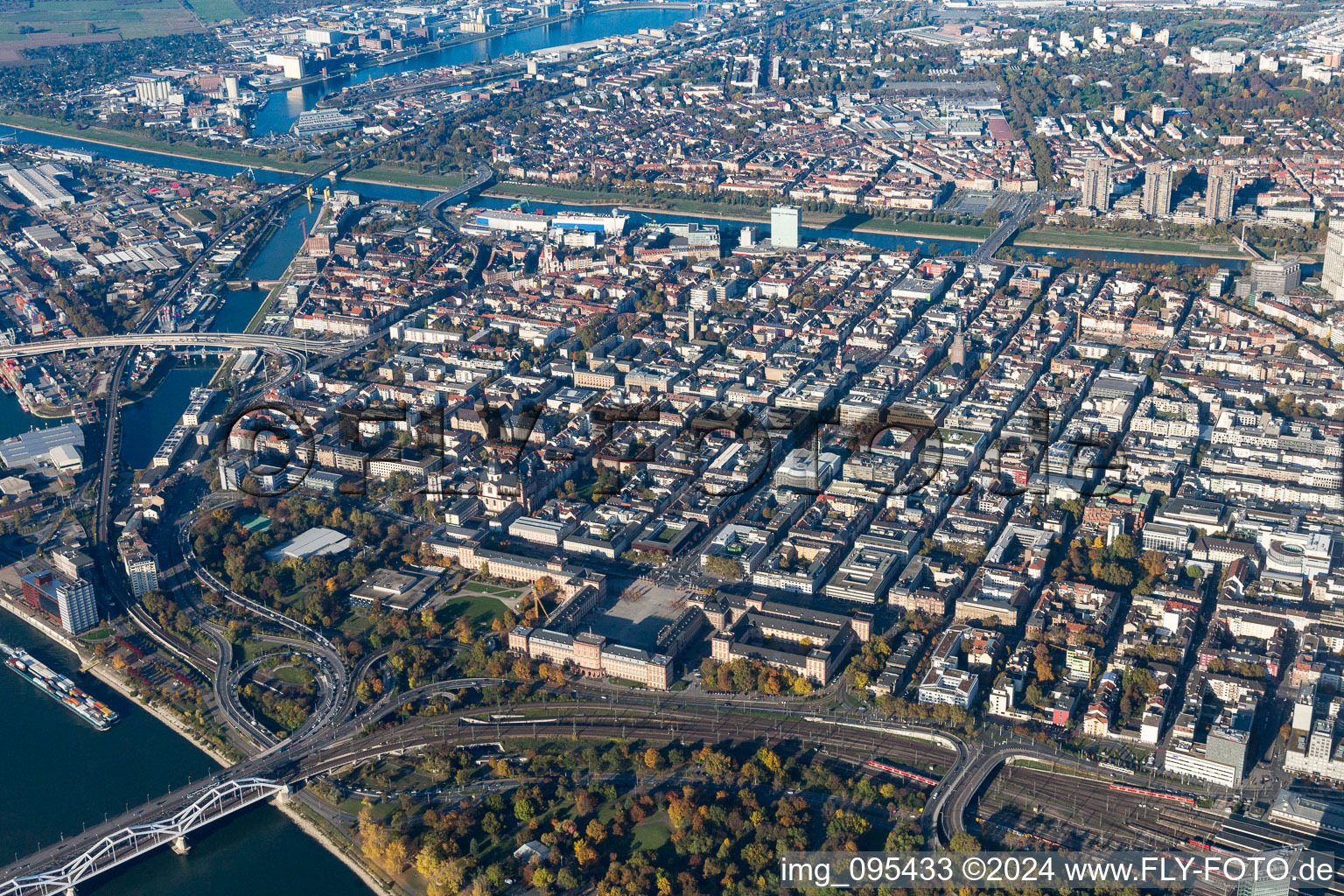 Vue aérienne de Château et Innenstadt à le quartier Innenstadt in Mannheim dans le département Bade-Wurtemberg, Allemagne