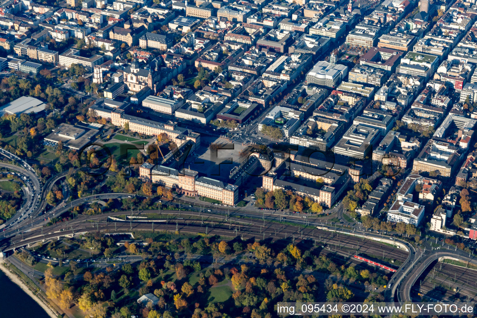 Vue aérienne de Château de Mannheim à le quartier Innenstadt in Mannheim dans le département Bade-Wurtemberg, Allemagne