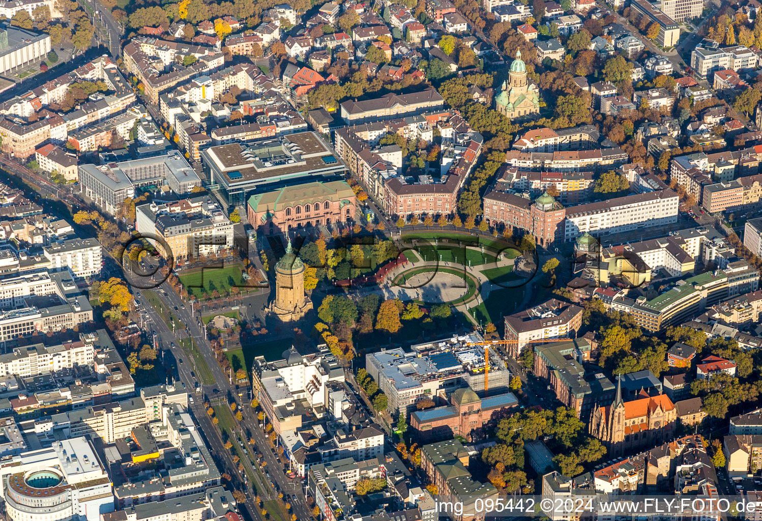 Vue aérienne de Château d'eau, galerie d'art, roseraie et église du Christ autour de la Friedrichsplatz, dans le centre-ville à le quartier Oststadt in Mannheim dans le département Bade-Wurtemberg, Allemagne