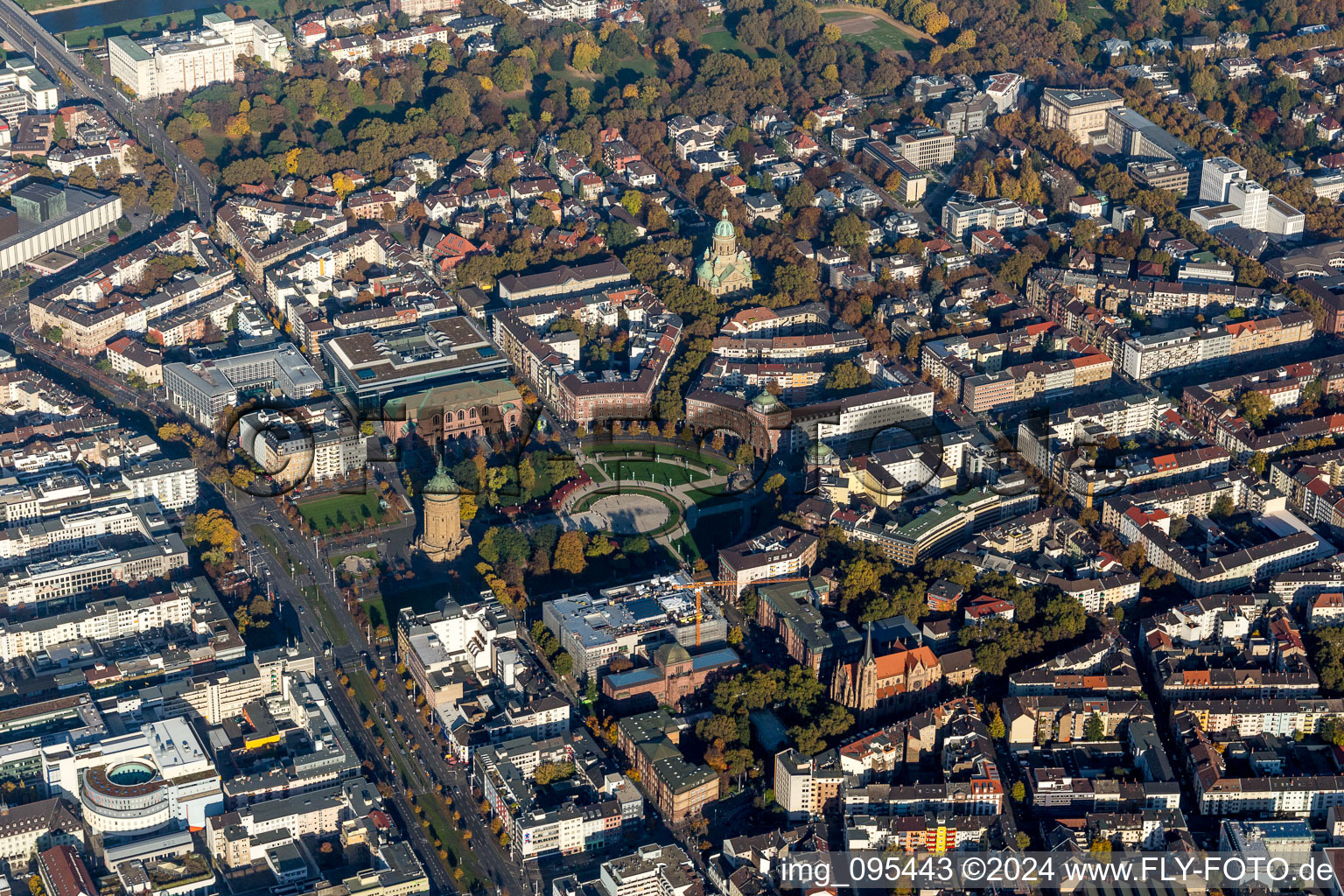 Vue aérienne de Château d'eau Augustaanlage à le quartier Oststadt in Mannheim dans le département Bade-Wurtemberg, Allemagne