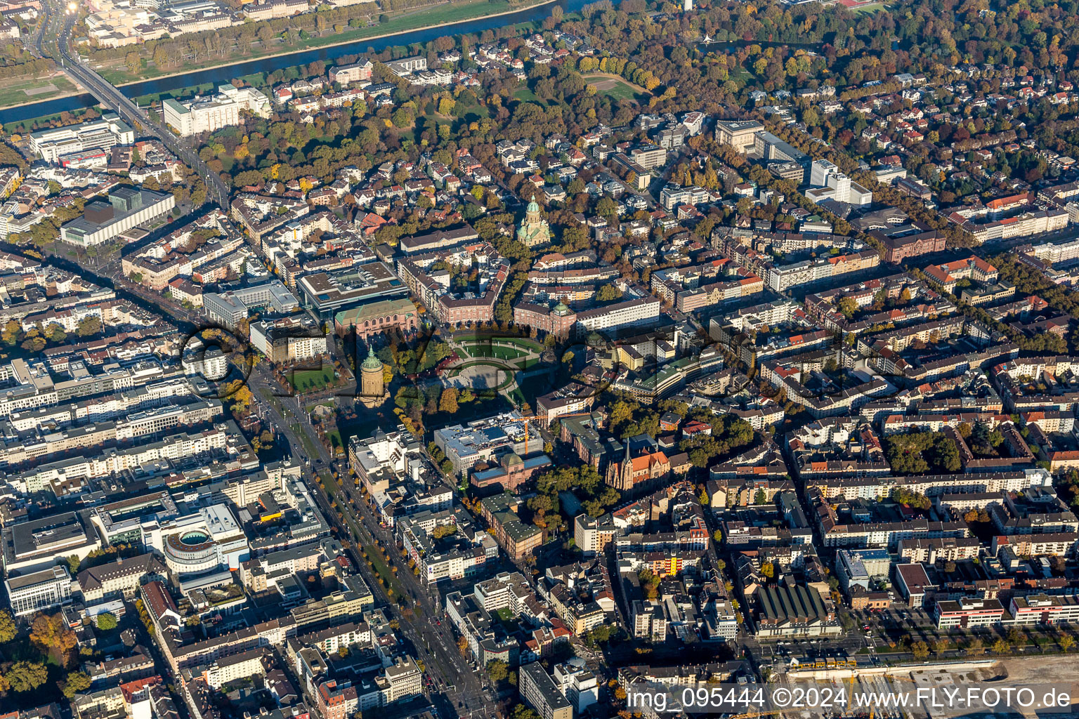 Vue aérienne de Quartier Schwetzinger Vorstadt et Oststadt autour de la Friedrichsplatz dans la zone urbaine à le quartier Oststadt in Mannheim dans le département Bade-Wurtemberg, Allemagne