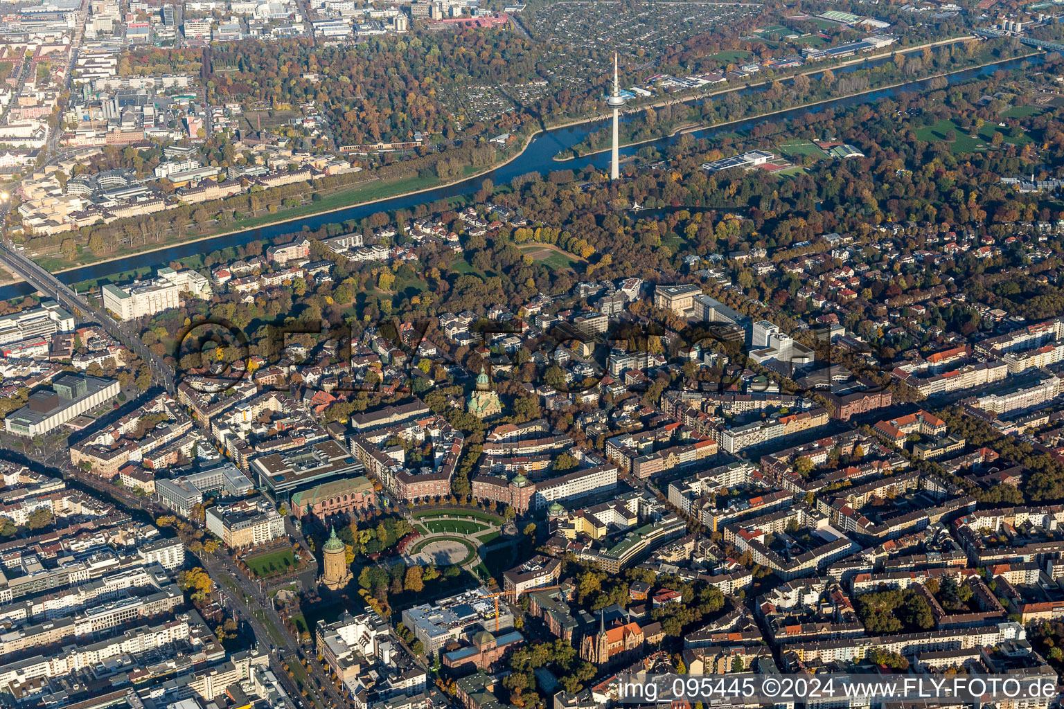 Vue aérienne de Quartier Oststadt entre les rives du Neckar et la Friedrichsplatz dans la zone urbaine à le quartier Oststadt in Mannheim dans le département Bade-Wurtemberg, Allemagne