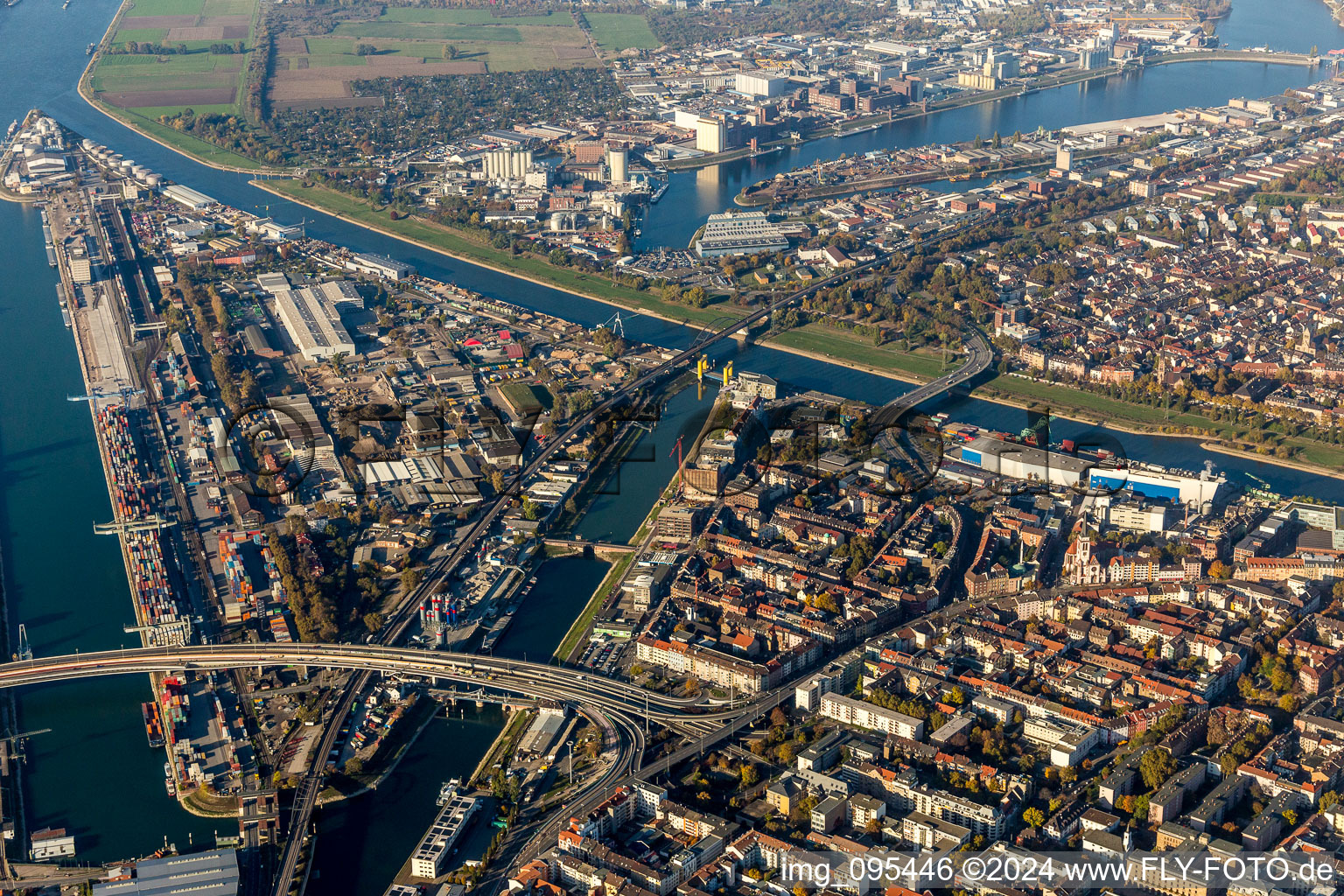 Vue aérienne de Quais et postes d'amarrage sur le bassin du port intérieur du Rhin dans le district de Mühlauhafen à le quartier Innenstadt in Mannheim dans le département Bade-Wurtemberg, Allemagne