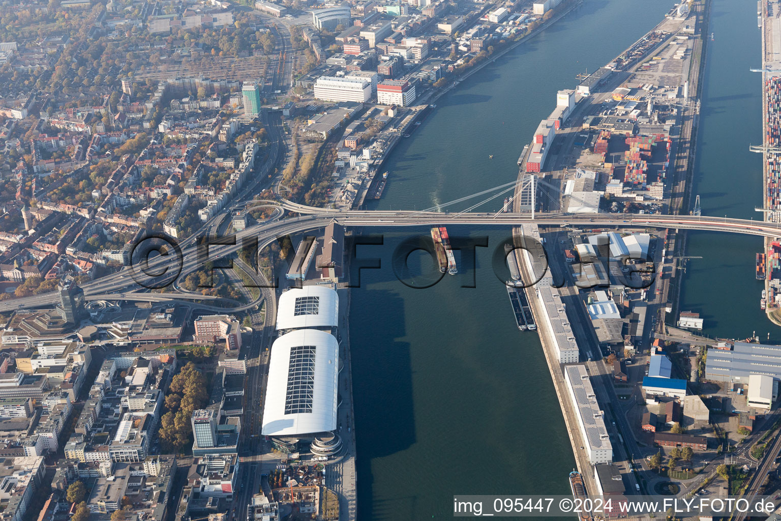 Vue aérienne de Galerie du Rhin à le quartier Mitte in Ludwigshafen am Rhein dans le département Rhénanie-Palatinat, Allemagne