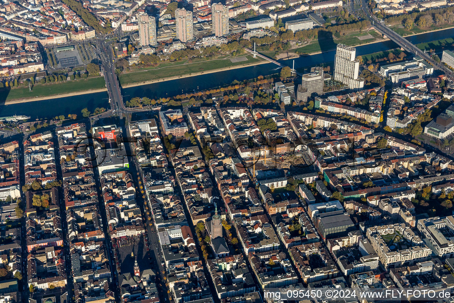 Vue aérienne de Centre-ville dans le centre-ville, au bord de la rivière Neckar, dans le quartier Quadrate à le quartier Innenstadt in Mannheim dans le département Bade-Wurtemberg, Allemagne