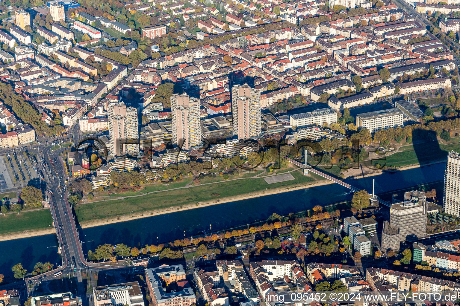 Vue aérienne de Pont Kurpfalz sur le Neckar et 3 immeubles de grande hauteur sur la rive dans le quartier de Neckarstadt à le quartier Neckarstadt-Ost in Mannheim dans le département Bade-Wurtemberg, Allemagne