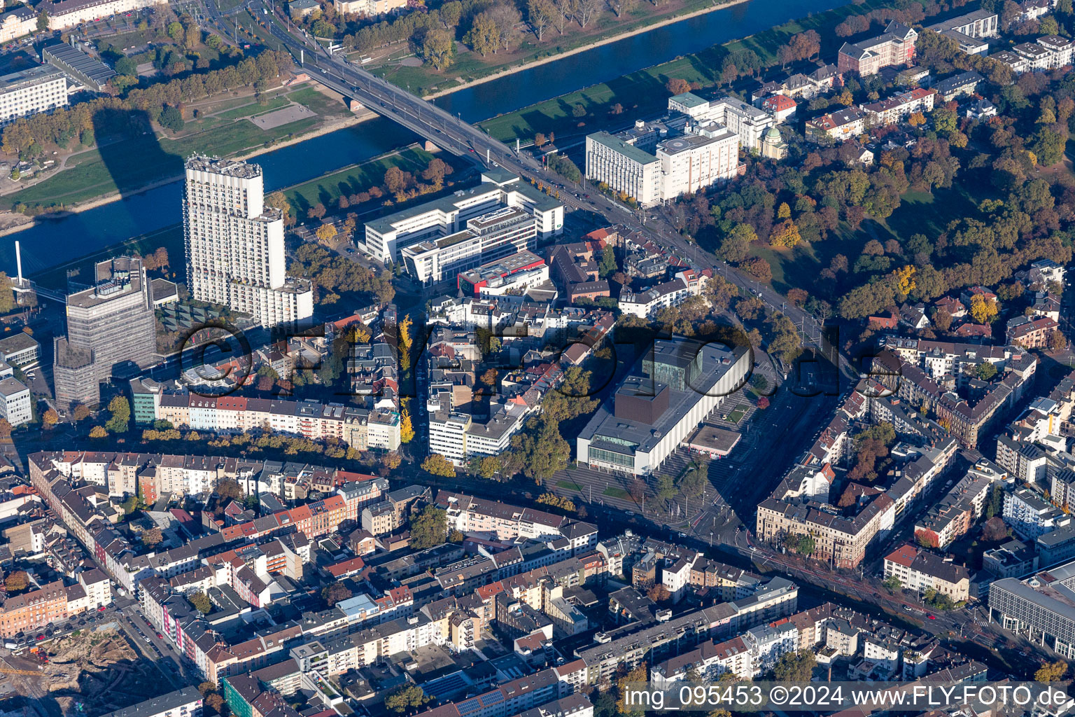 Vue aérienne de Théâtre National à le quartier Oststadt in Mannheim dans le département Bade-Wurtemberg, Allemagne