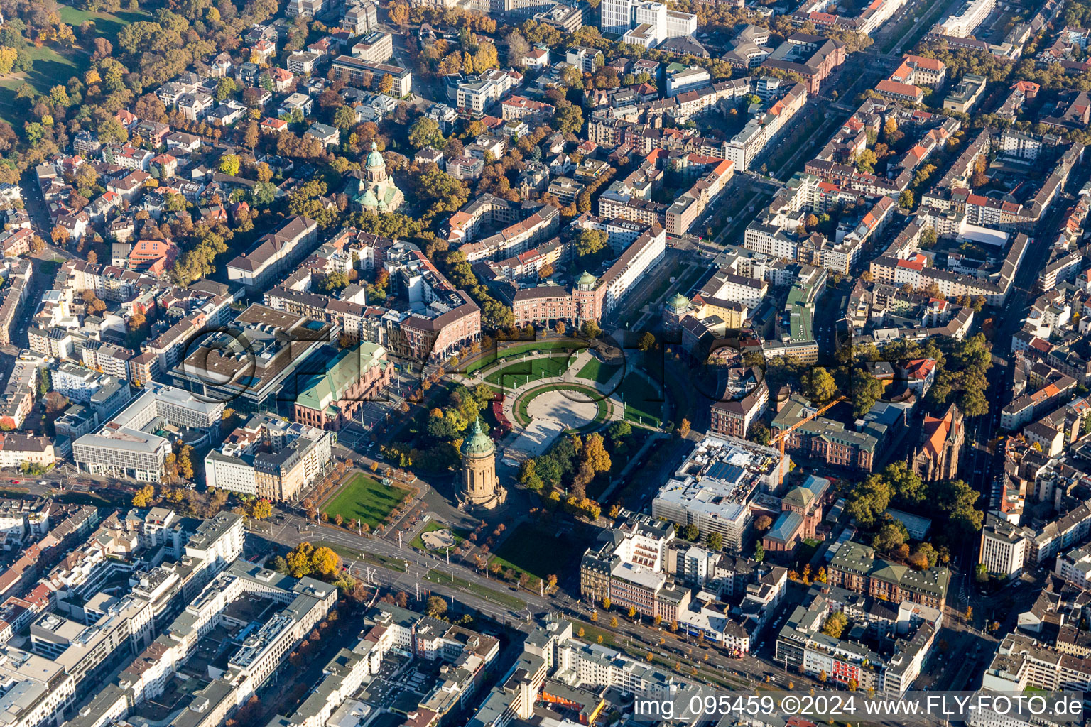 Vue aérienne de Platz- Ensemble Friedrichplatz avec le château d'eau (emblème de la ville), la Kunsthalle (chantier), la roseraie et l'église du Christ à le quartier Oststadt in Mannheim dans le département Bade-Wurtemberg, Allemagne