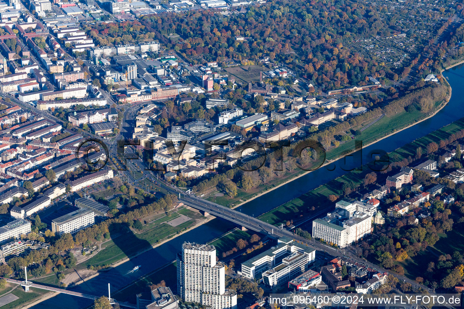 Vue aérienne de Neckarbrücken, clinique à le quartier Neckarstadt-Ost in Mannheim dans le département Bade-Wurtemberg, Allemagne