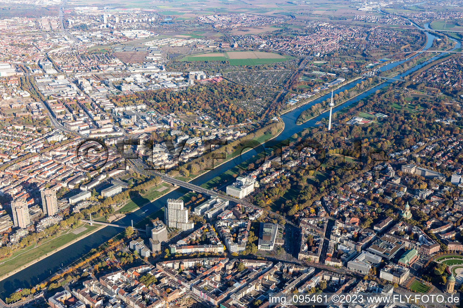 Vue aérienne de Ponts du Neckar à le quartier Oststadt in Mannheim dans le département Bade-Wurtemberg, Allemagne