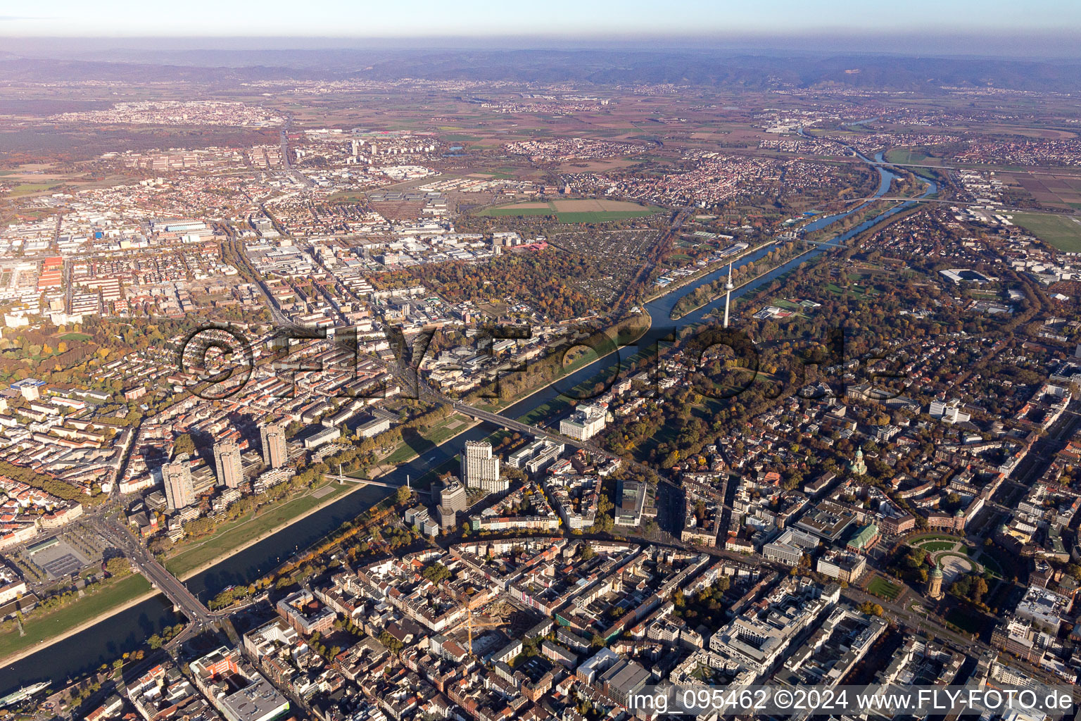 Vue aérienne de Ponts du Neckar à le quartier Oststadt in Mannheim dans le département Bade-Wurtemberg, Allemagne