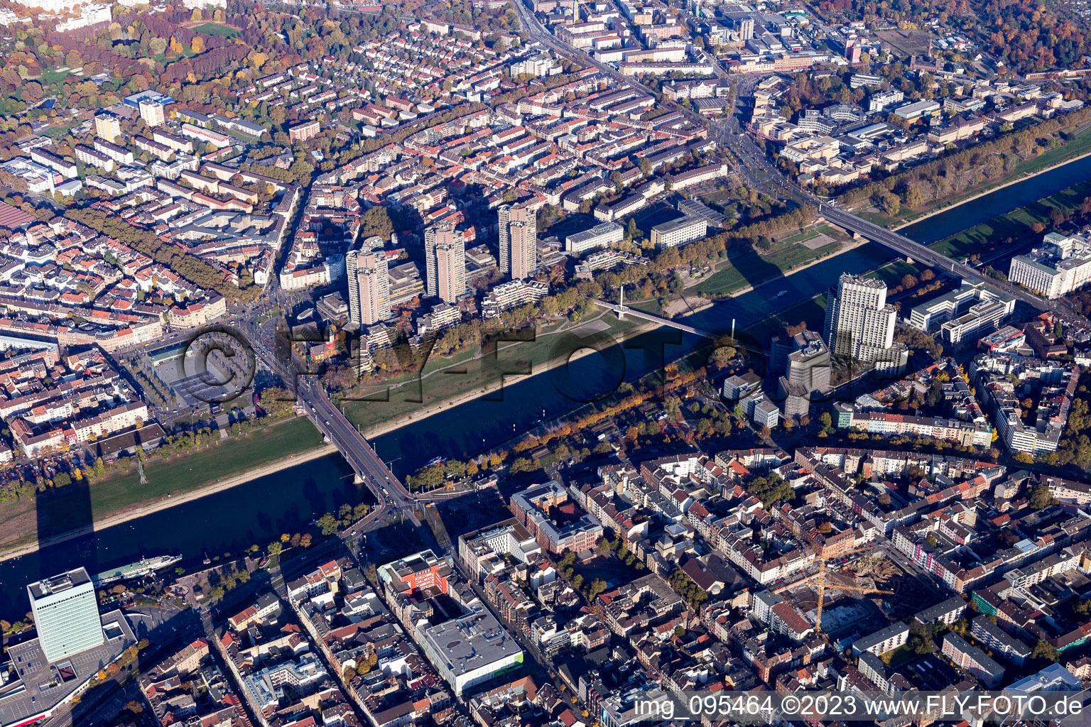 Vue aérienne de Développement nord de la rive du Neckar à le quartier Neckarstadt-Ost in Mannheim dans le département Bade-Wurtemberg, Allemagne