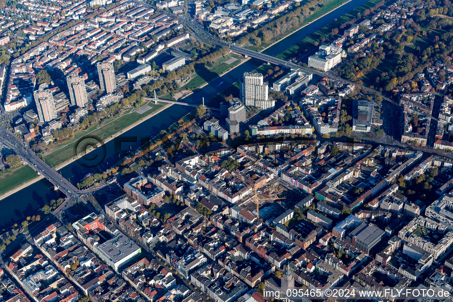 Vue aérienne de Développement nord de la rive du Neckar à le quartier Neckarstadt-Ost in Mannheim dans le département Bade-Wurtemberg, Allemagne