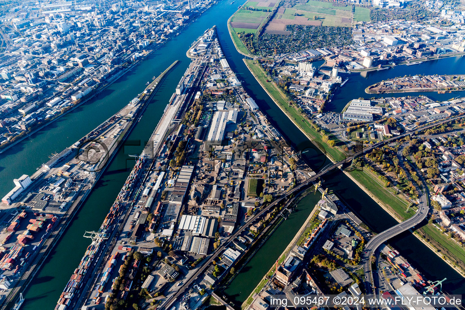 Vue aérienne de Quais et postes d'amarrage sur le bassin du port intérieur du Rhin dans le district de Mühlauhafen à le quartier Innenstadt in Mannheim dans le département Bade-Wurtemberg, Allemagne