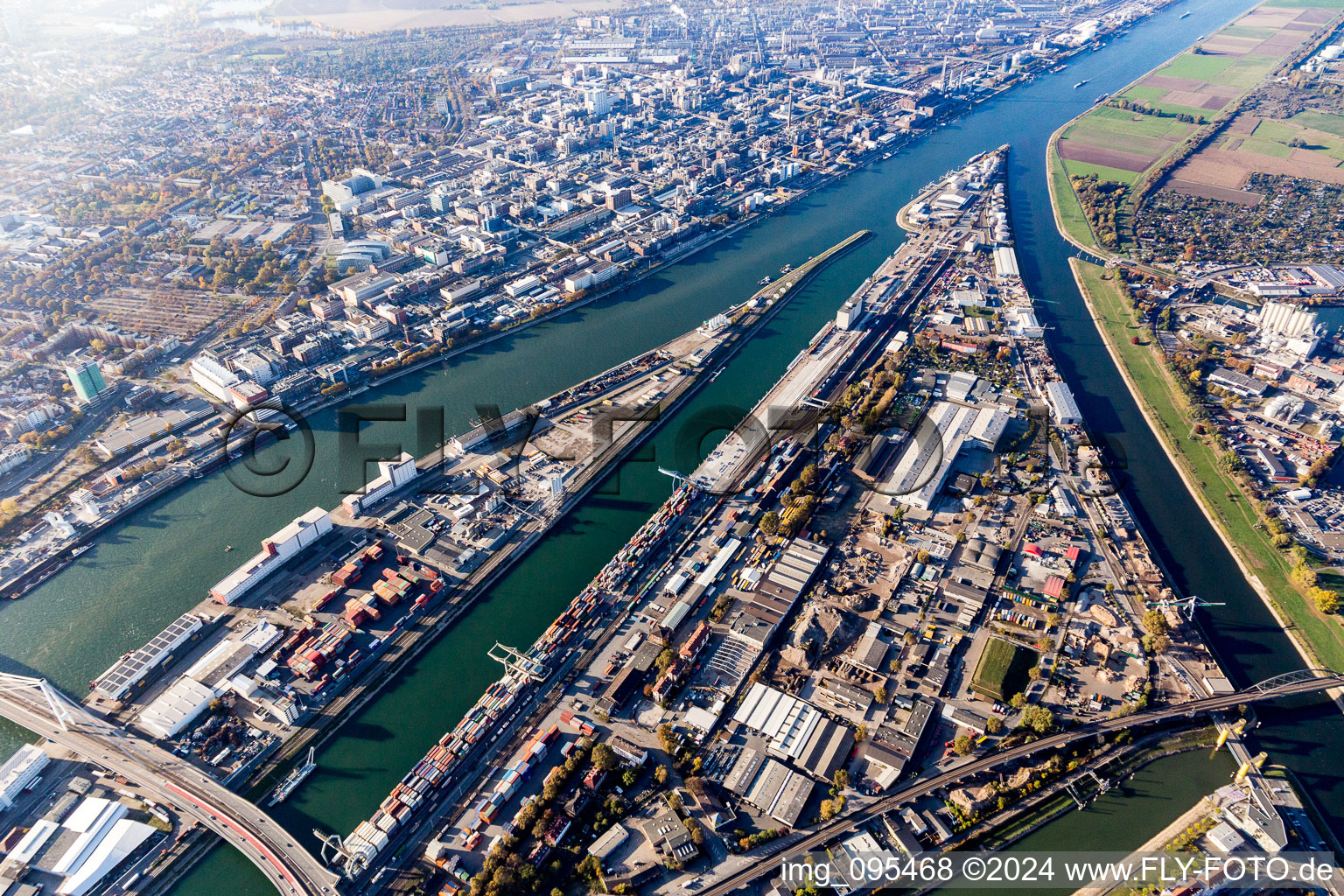 Vue aérienne de Port de Mannheim à le quartier Innenstadt in Mannheim dans le département Bade-Wurtemberg, Allemagne