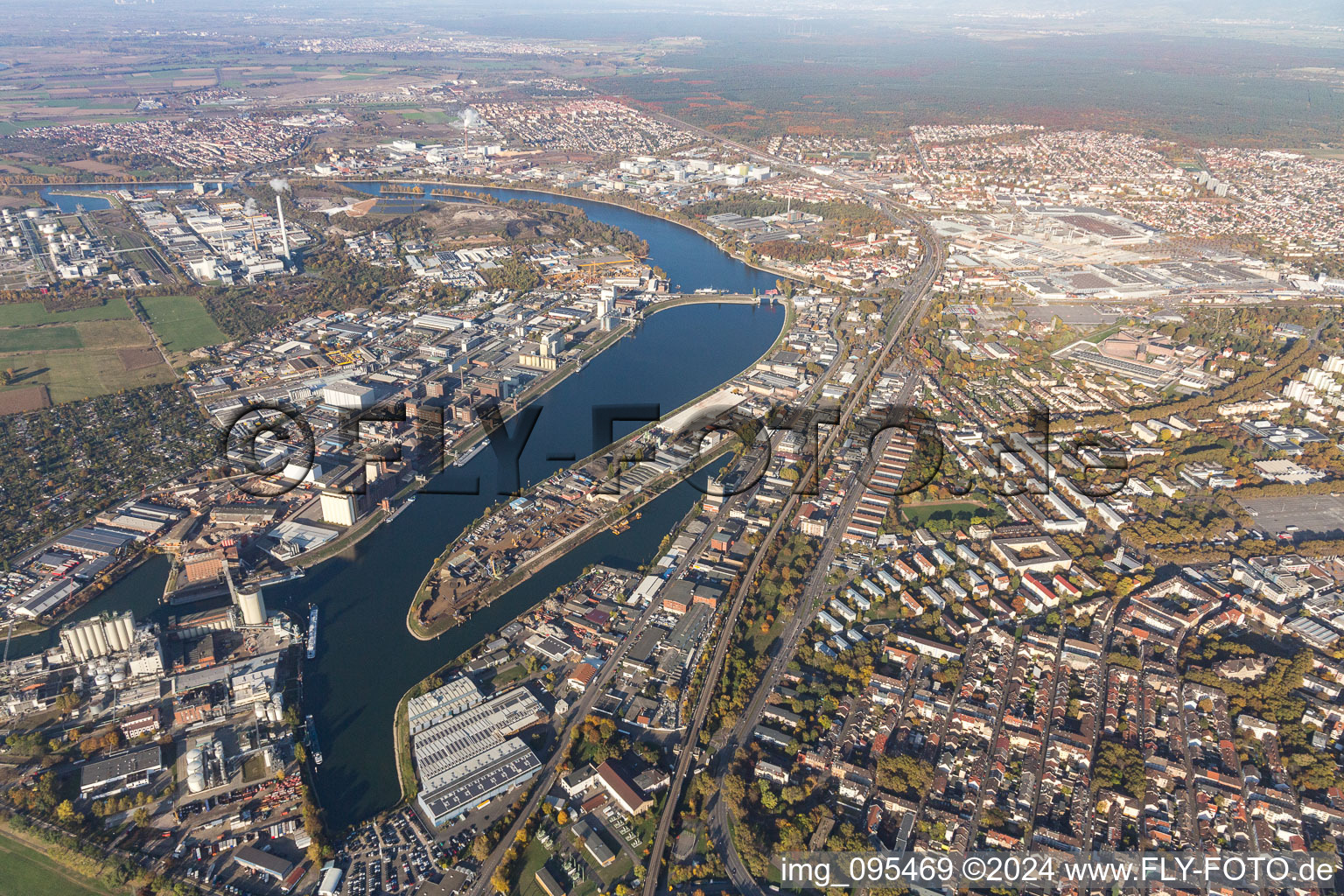 Vue aérienne de Port industriel de l'île de Friesenheim à le quartier Neckarstadt-West in Mannheim dans le département Bade-Wurtemberg, Allemagne