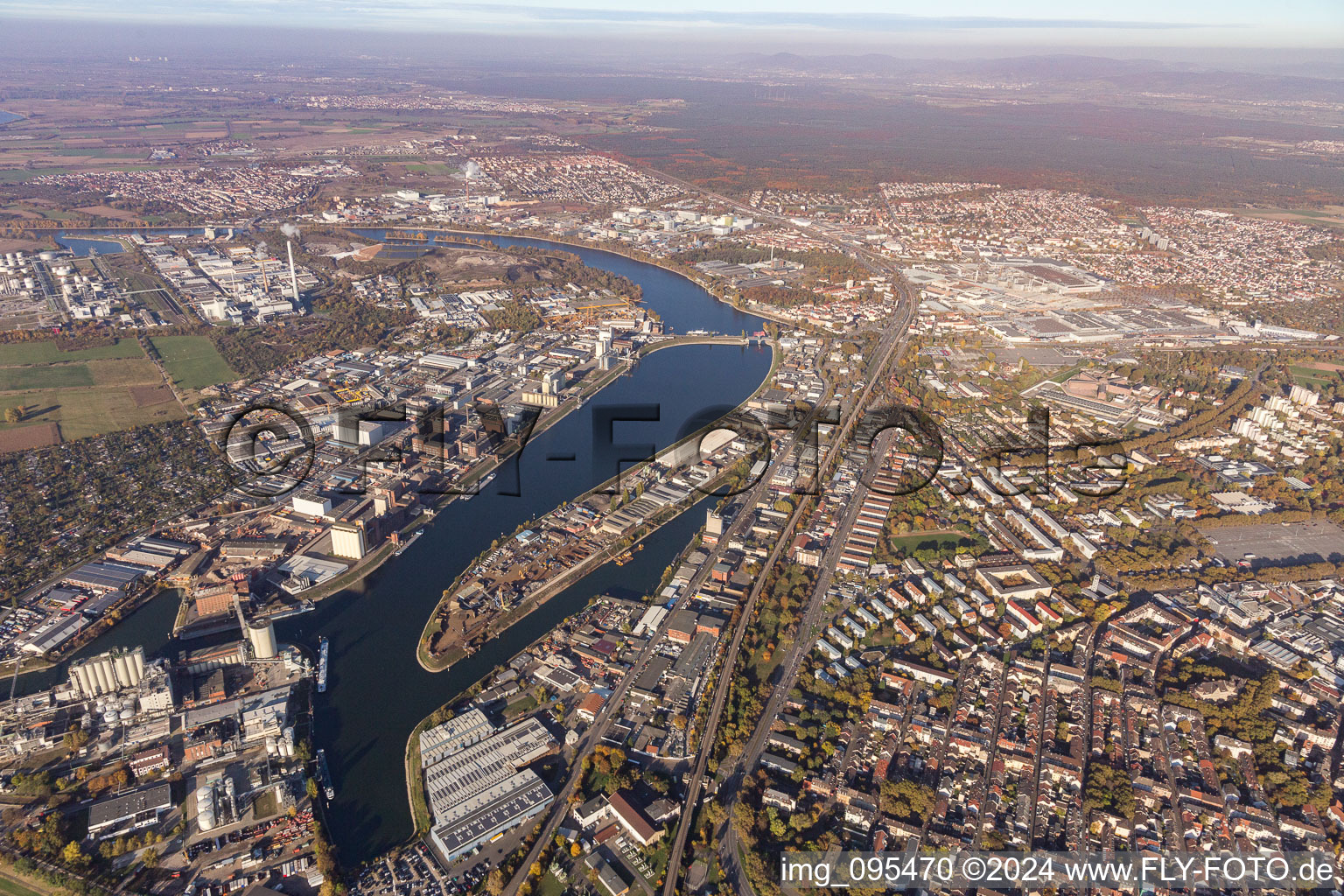 Vue aérienne de Port industriel de l'île de Friesenheim à le quartier Neckarstadt-West in Mannheim dans le département Bade-Wurtemberg, Allemagne