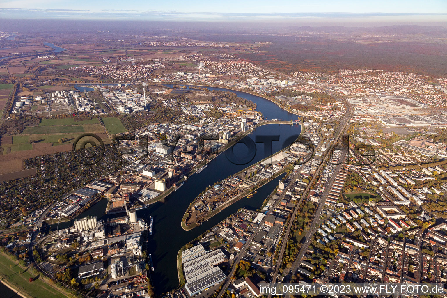 Photographie aérienne de Port industriel de l'île de Friesenheim à le quartier Neckarstadt-West in Mannheim dans le département Bade-Wurtemberg, Allemagne