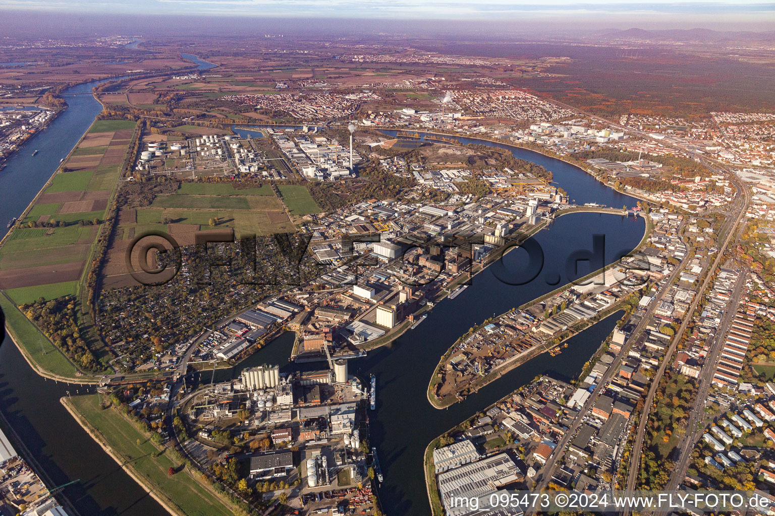 Vue oblique de Port industriel de l'île de Friesenheim à le quartier Neckarstadt-West in Mannheim dans le département Bade-Wurtemberg, Allemagne