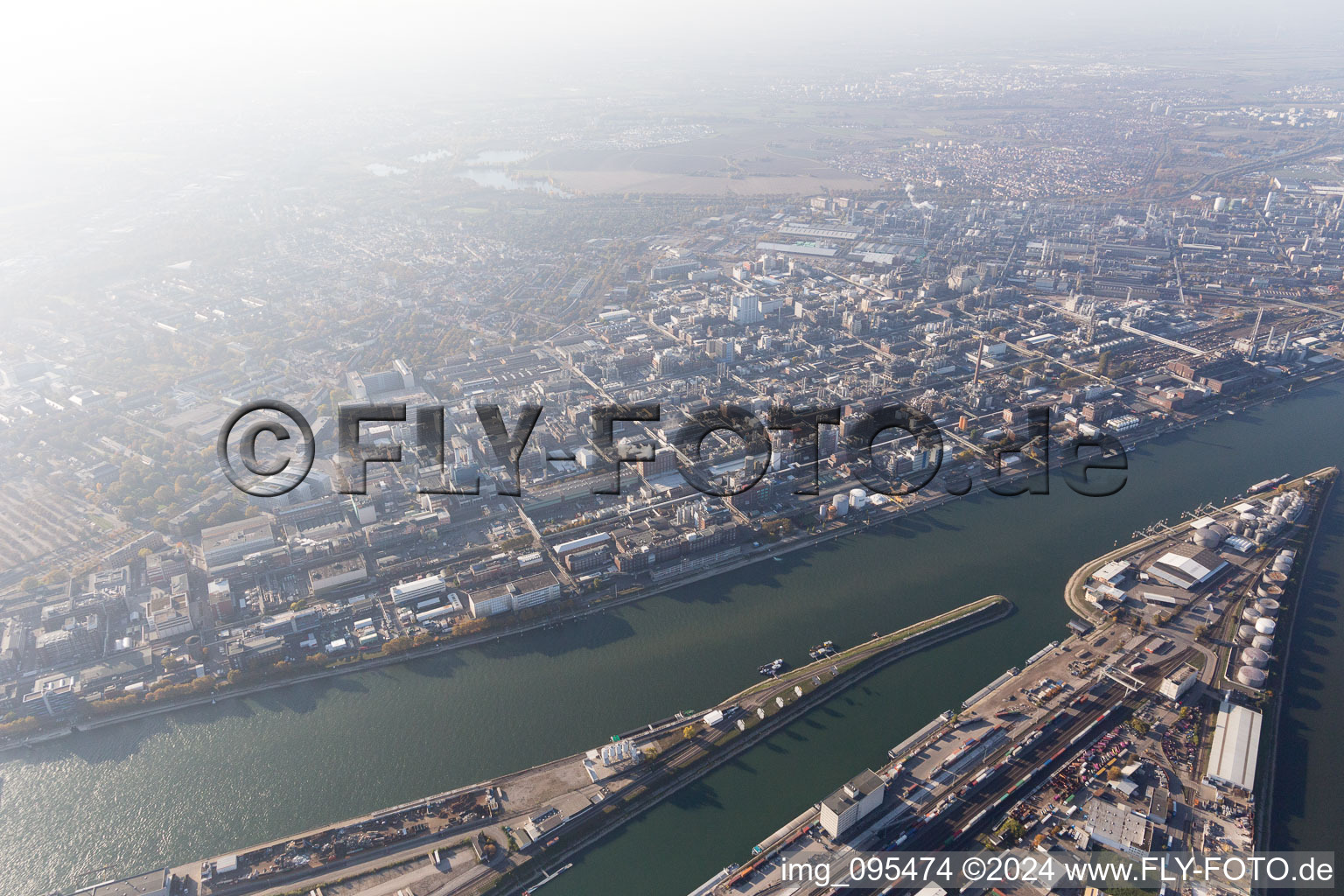 Vue d'oiseau de Quartier BASF in Ludwigshafen am Rhein dans le département Rhénanie-Palatinat, Allemagne