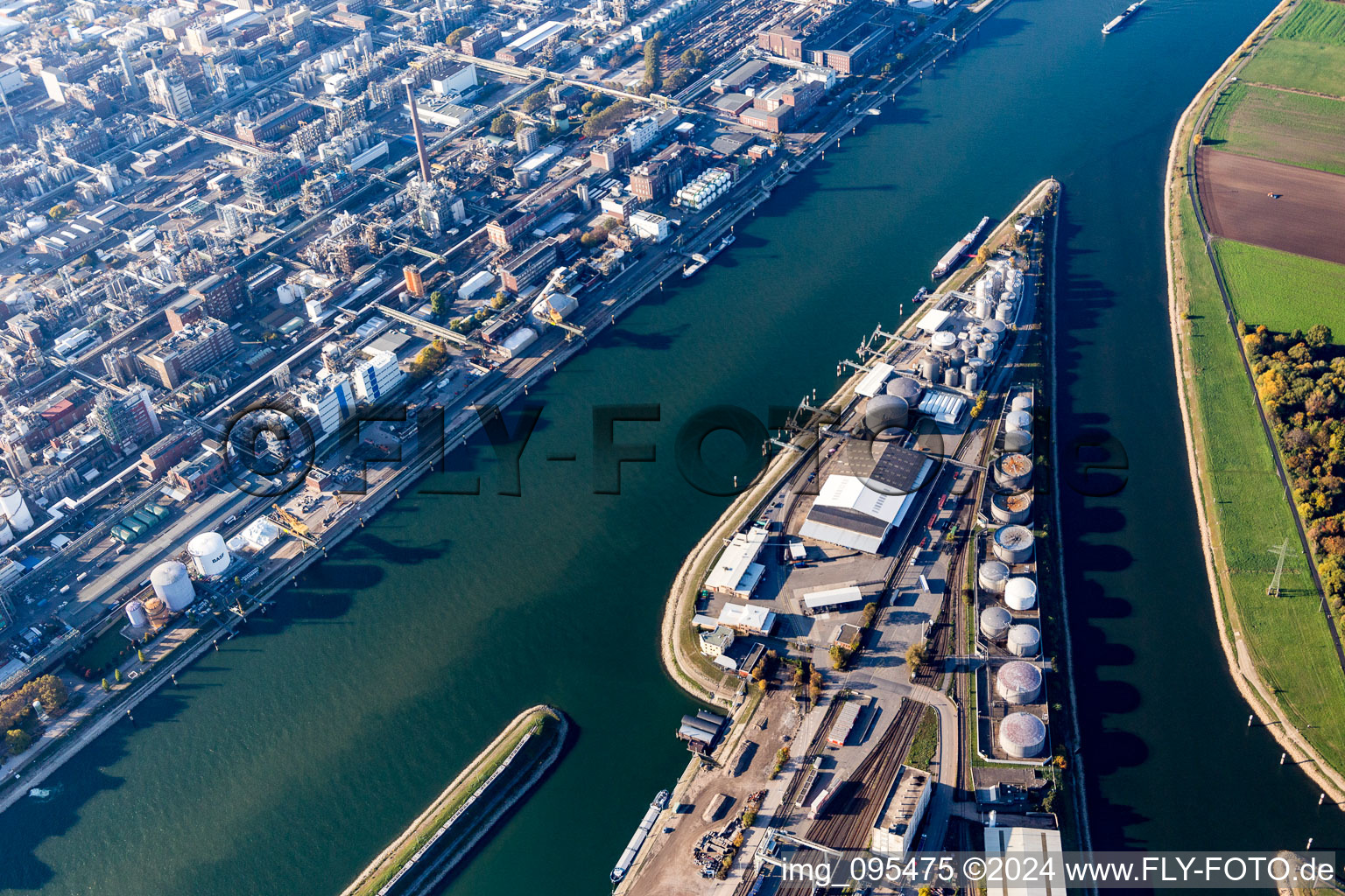 Vue aérienne de Zones riveraines le long de l'embouchure du Neckar dans le Rhin en face de BASF dans le quartier de Mühlauhafen à le quartier Innenstadt in Mannheim dans le département Bade-Wurtemberg, Allemagne