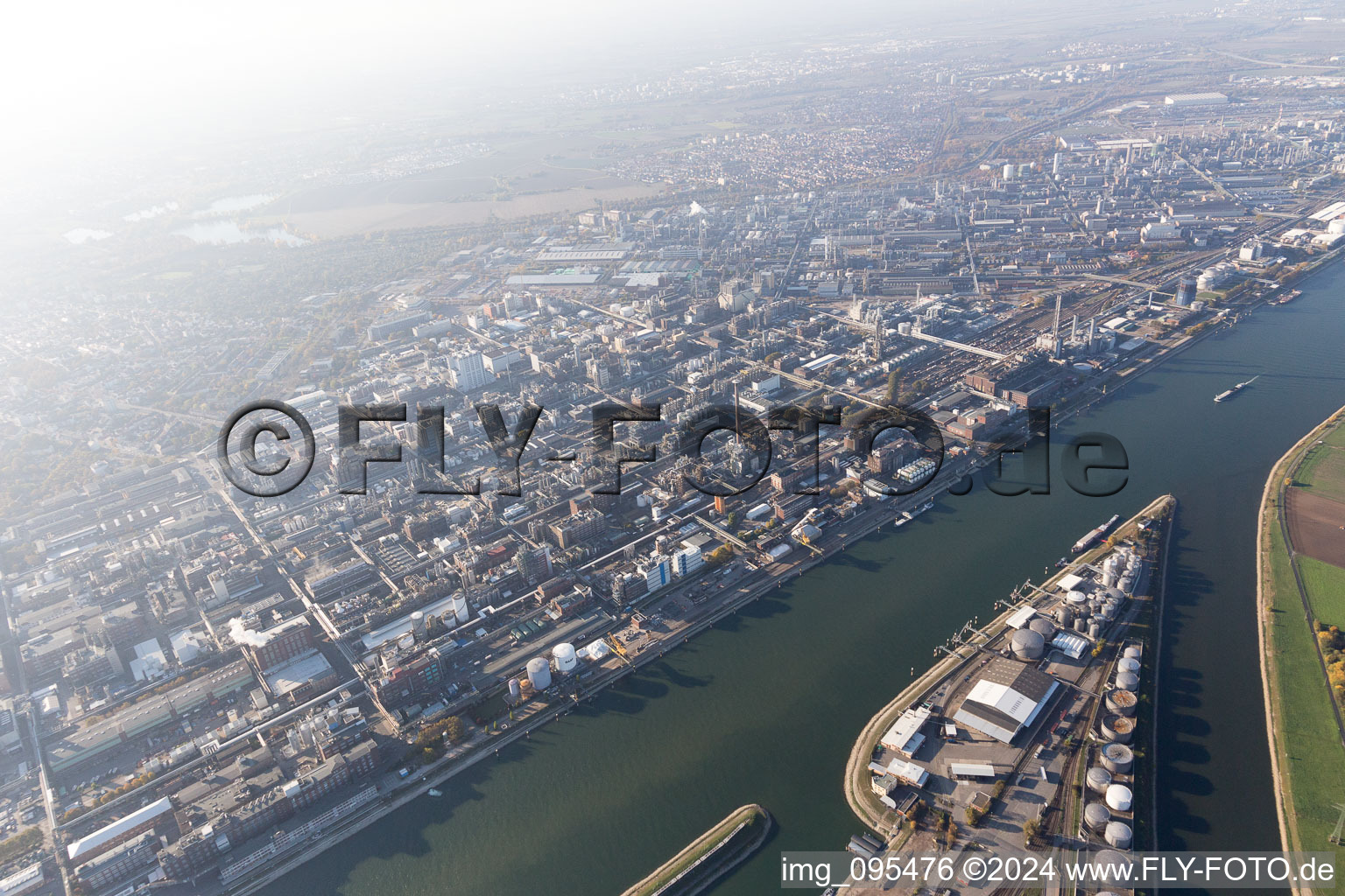 Quartier BASF in Ludwigshafen am Rhein dans le département Rhénanie-Palatinat, Allemagne vue du ciel