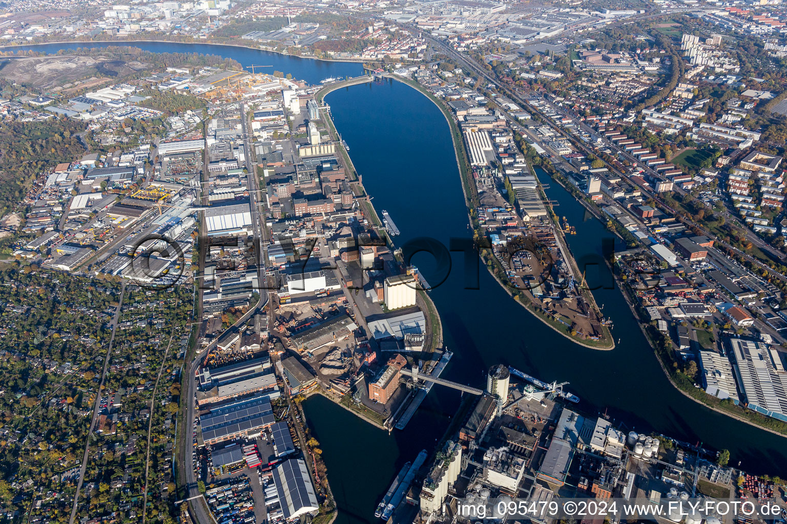 Vue aérienne de Quais et postes d'amarrage sur le bassin portuaire du port intérieur du Vieux Rhin sur l'île de Friesenheim dans le quartier d'Industriehafen à le quartier Neckarstadt-West in Mannheim dans le département Bade-Wurtemberg, Allemagne